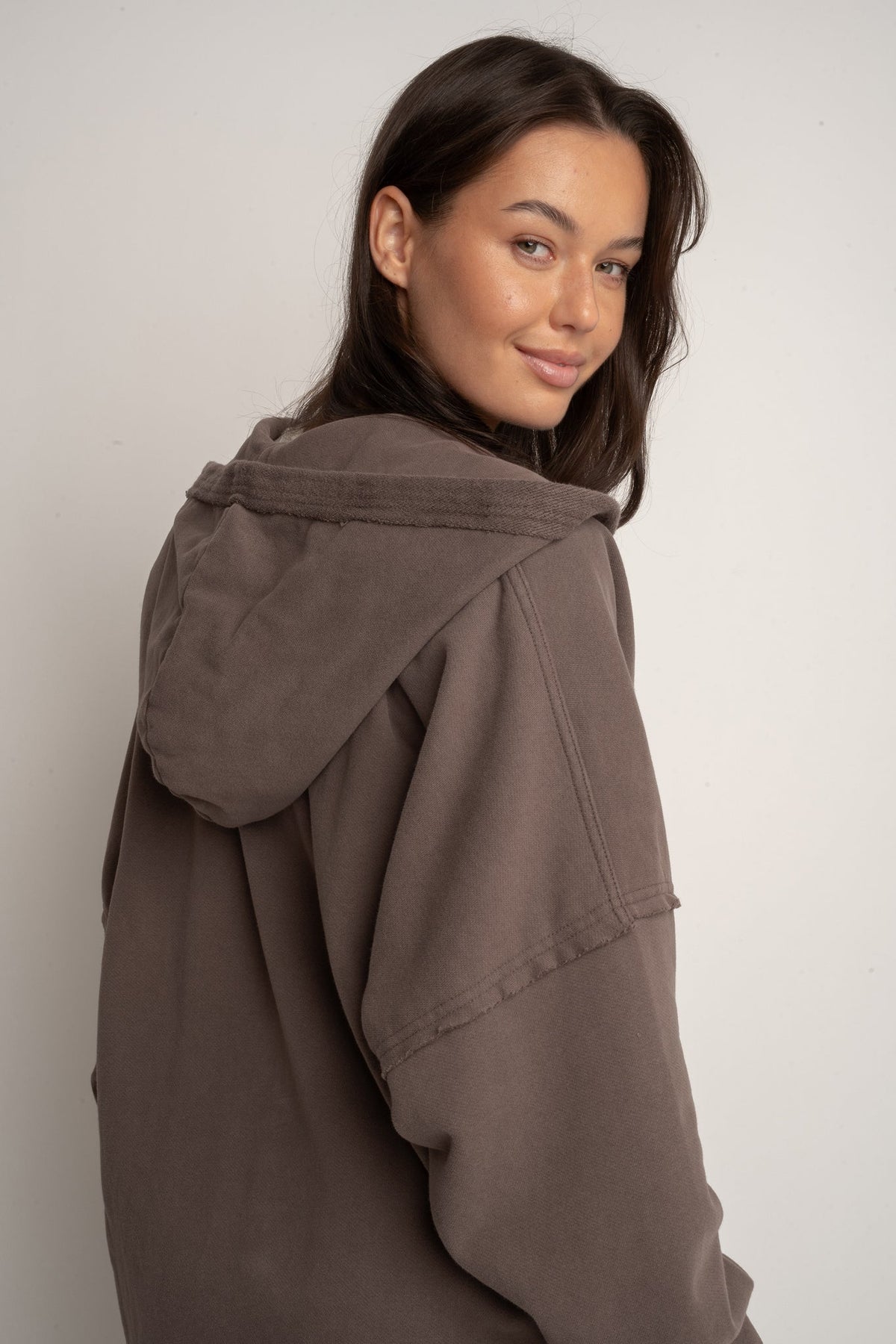 BLUZA OVERSIZE Z KAPTUREM Z EFEKTEM WASHED CIEMNOBRĄZOWA - LIMFJORD