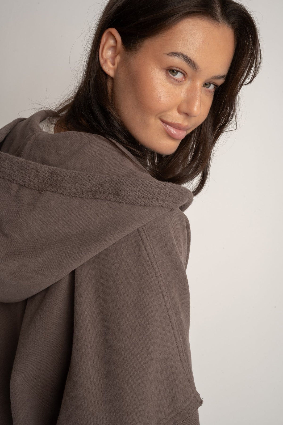 BLUZA OVERSIZE Z KAPTUREM Z EFEKTEM WASHED CIEMNOBRĄZOWA - LIMFJORD