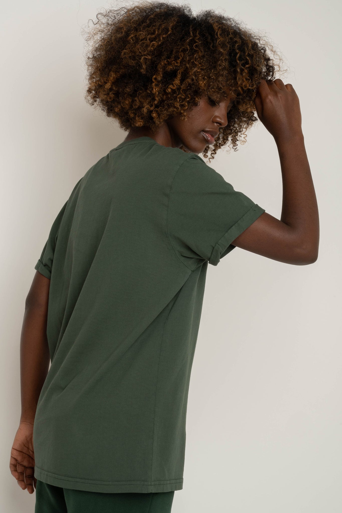 T-SHIRT OVERSIZE Z DELIKATNYM EFEKTEM SPRANIA ZIELONY - MORAINE