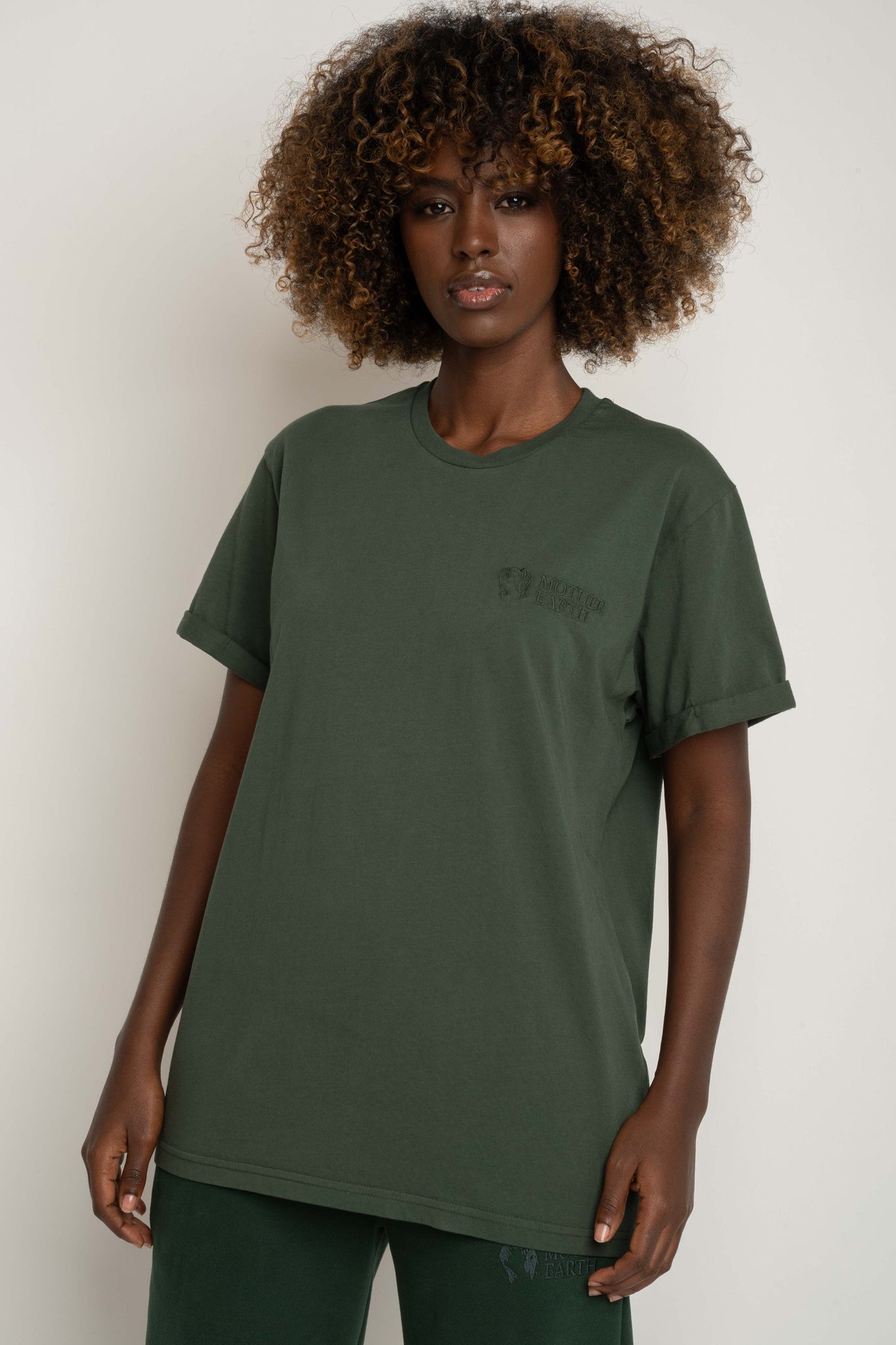 T-SHIRT OVERSIZE Z DELIKATNYM EFEKTEM SPRANIA ZIELONY - MORAINE