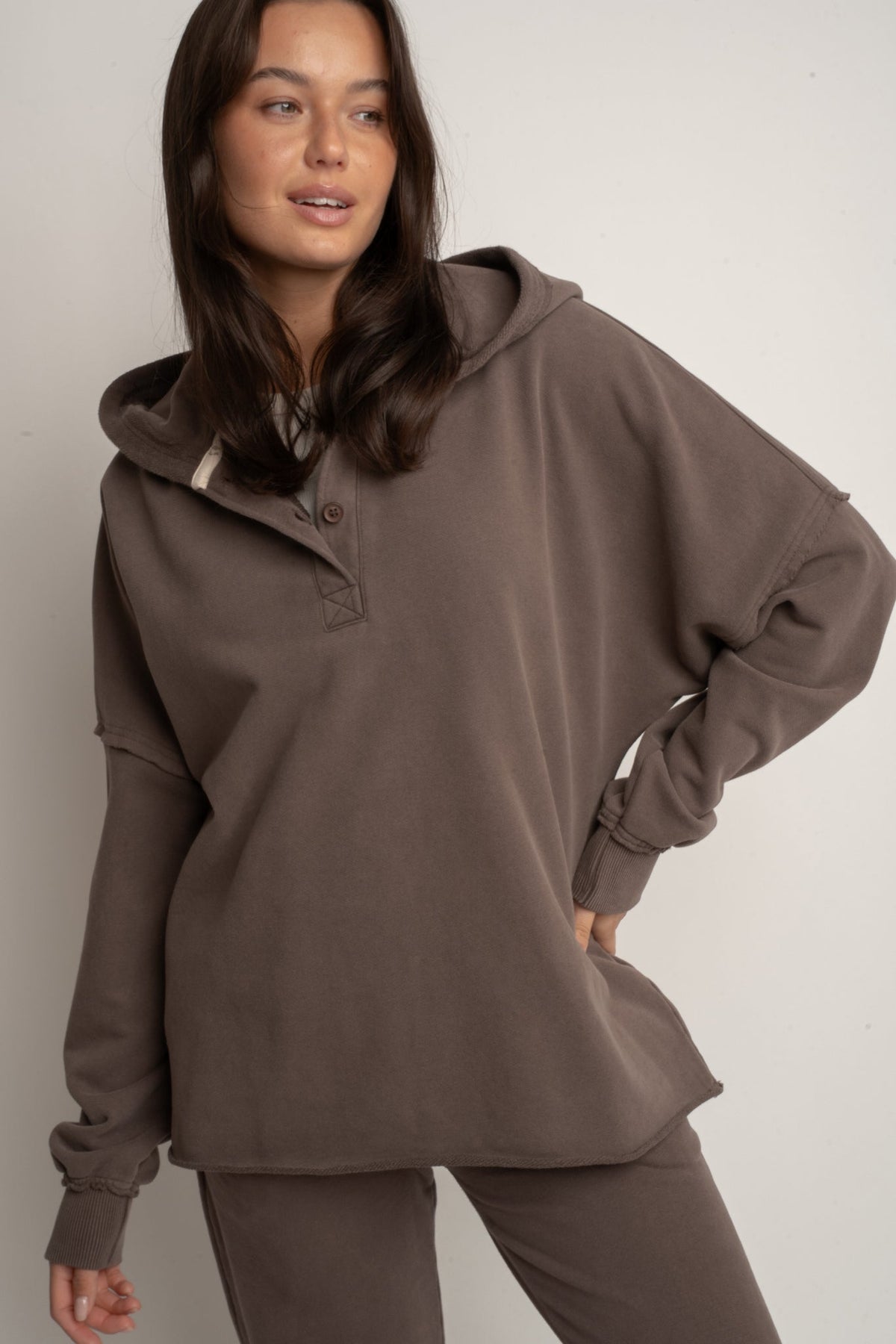 BLUZA OVERSIZE Z KAPTUREM Z EFEKTEM WASHED CIEMNOBRĄZOWA - LIMFJORD