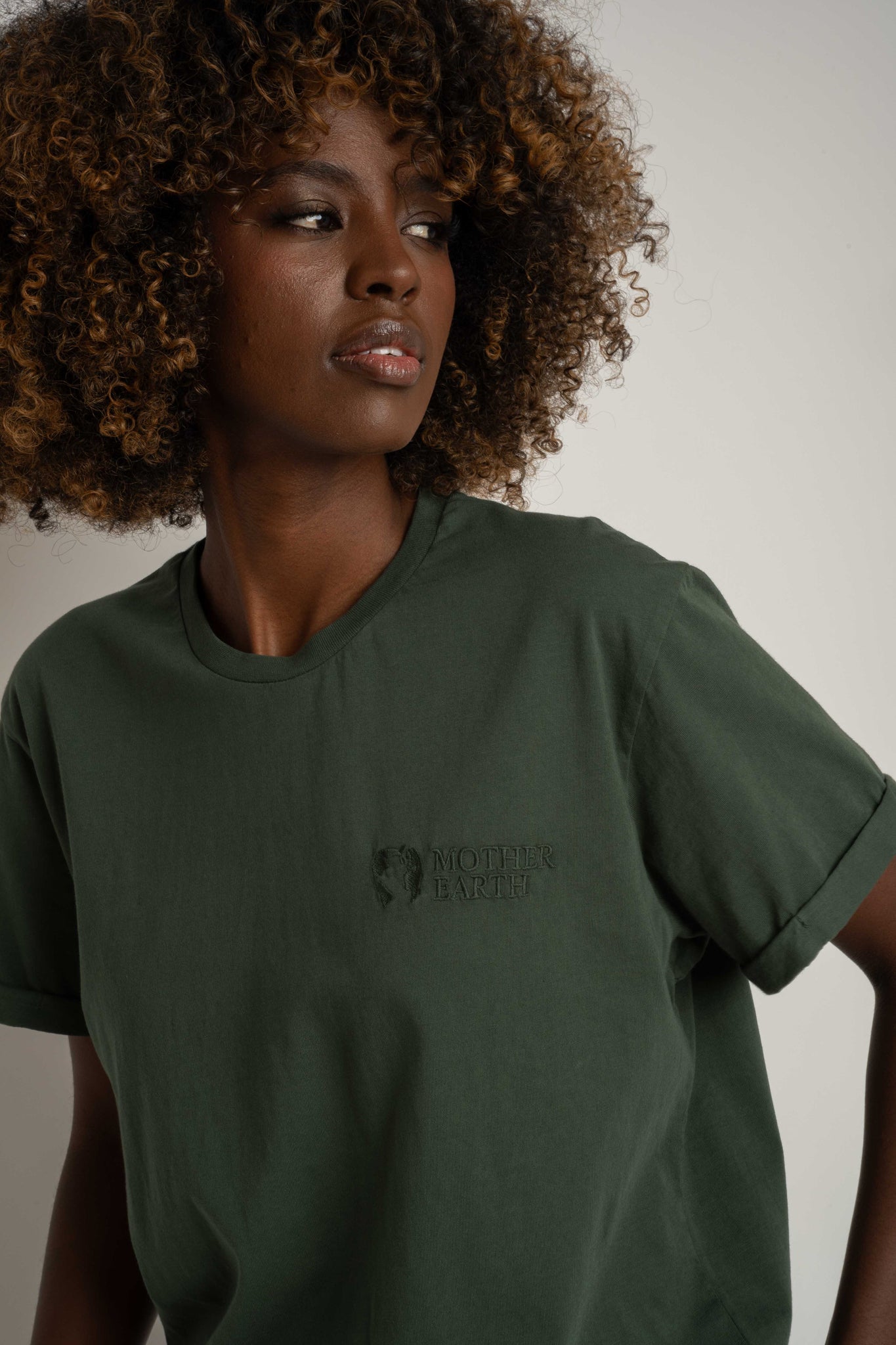 T-SHIRT OVERSIZE Z DELIKATNYM EFEKTEM SPRANIA ZIELONY - MORAINE