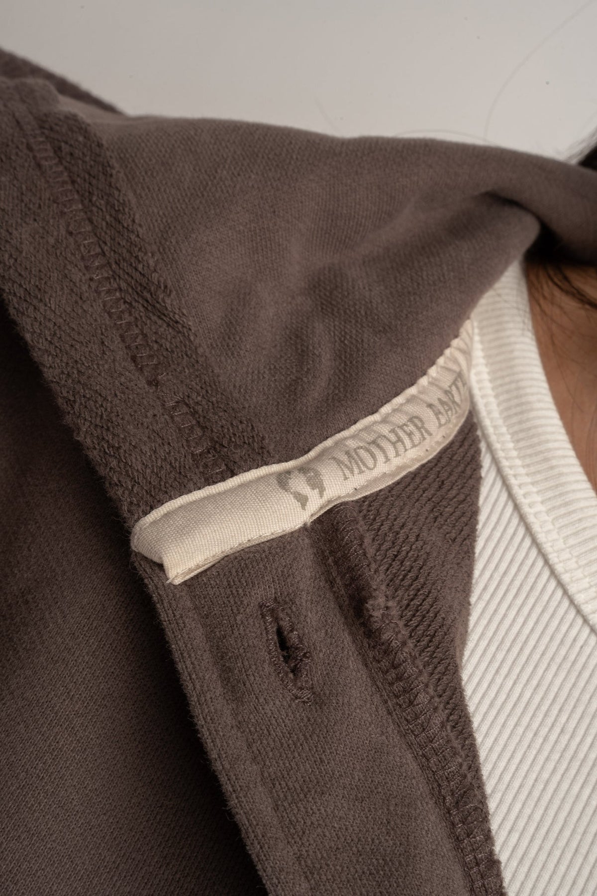 BLUZA OVERSIZE Z KAPTUREM Z EFEKTEM WASHED CIEMNOBRĄZOWA - LIMFJORD