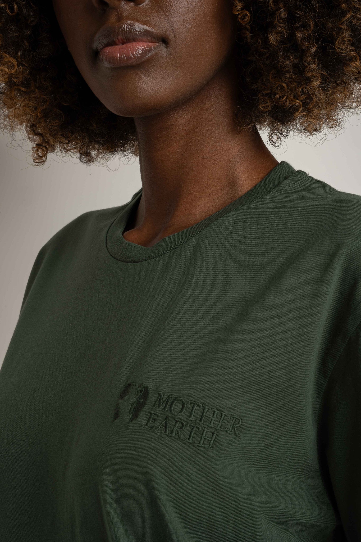 T-SHIRT OVERSIZE Z DELIKATNYM EFEKTEM SPRANIA ZIELONY - MORAINE