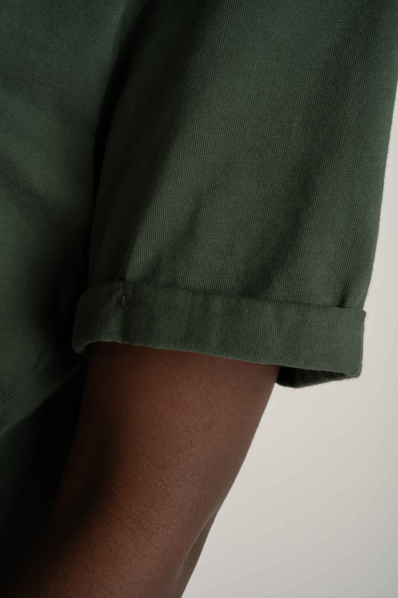 T-SHIRT OVERSIZE Z DELIKATNYM EFEKTEM SPRANIA ZIELONY - MORAINE