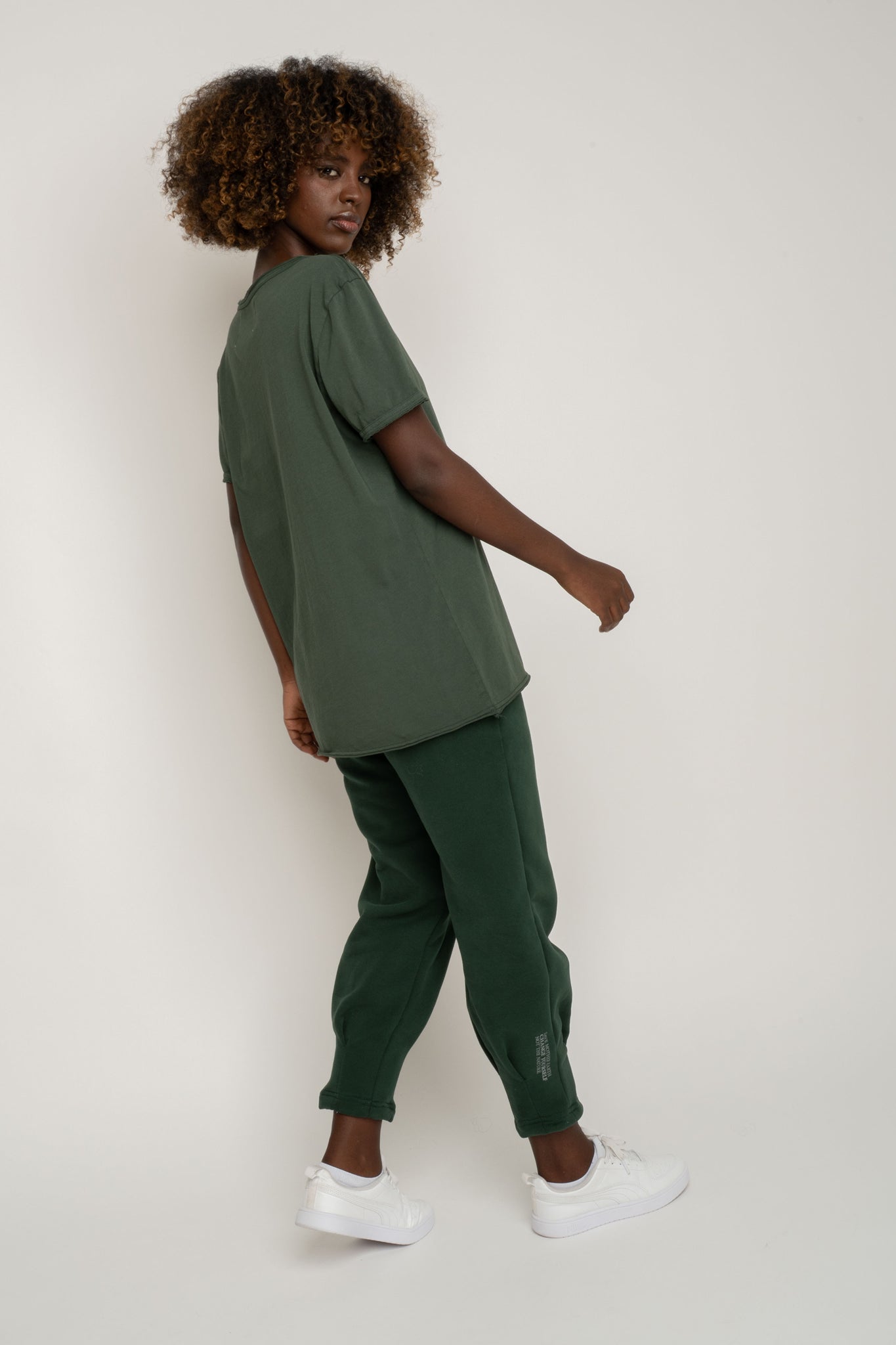 T-SHIRT OVERSIZE Z DELIKATNYM EFEKTEM SPRANIA ZIELONY - NUSA