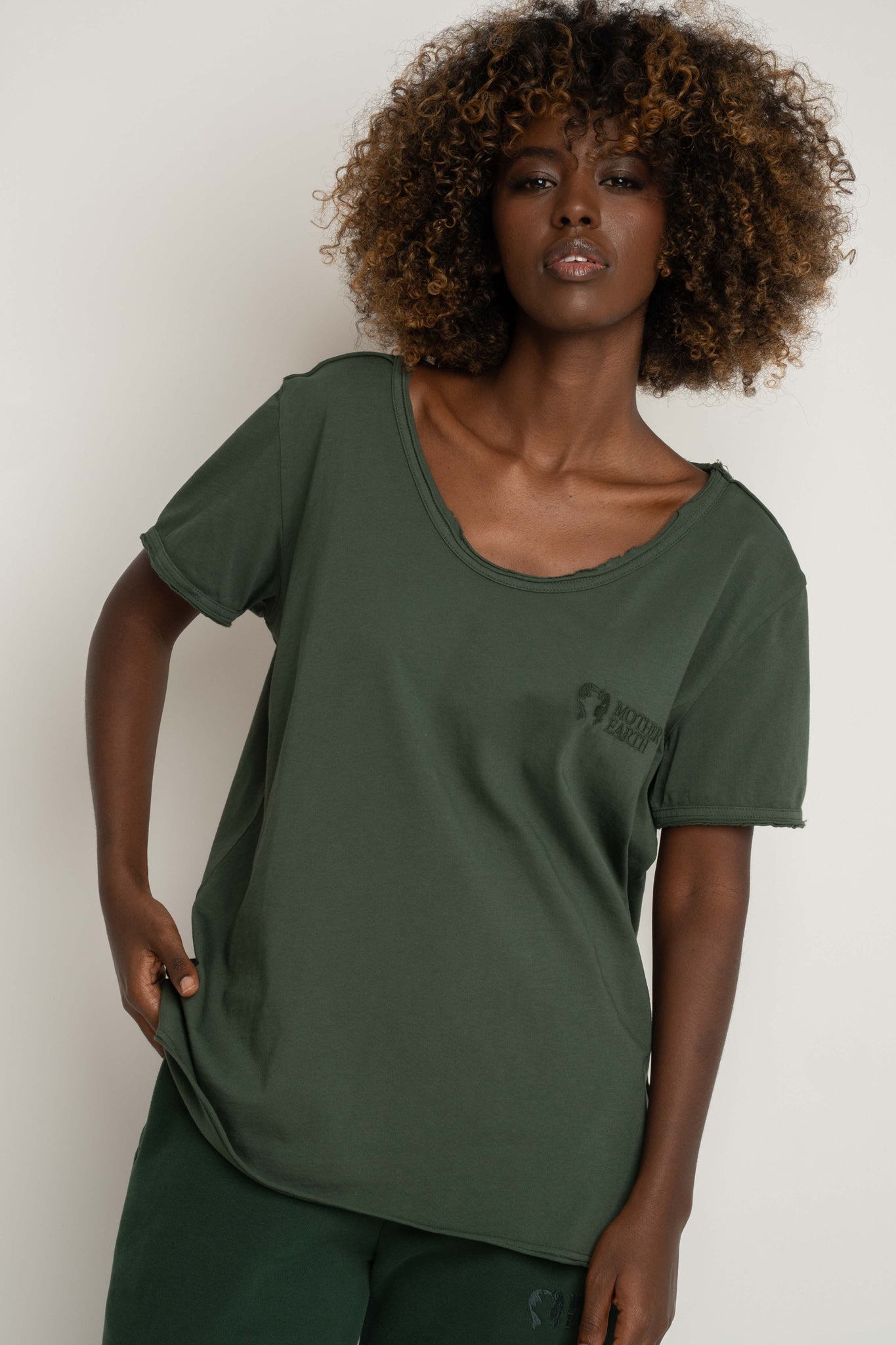 T-SHIRT OVERSIZE Z DELIKATNYM EFEKTEM SPRANIA ZIELONY - NUSA