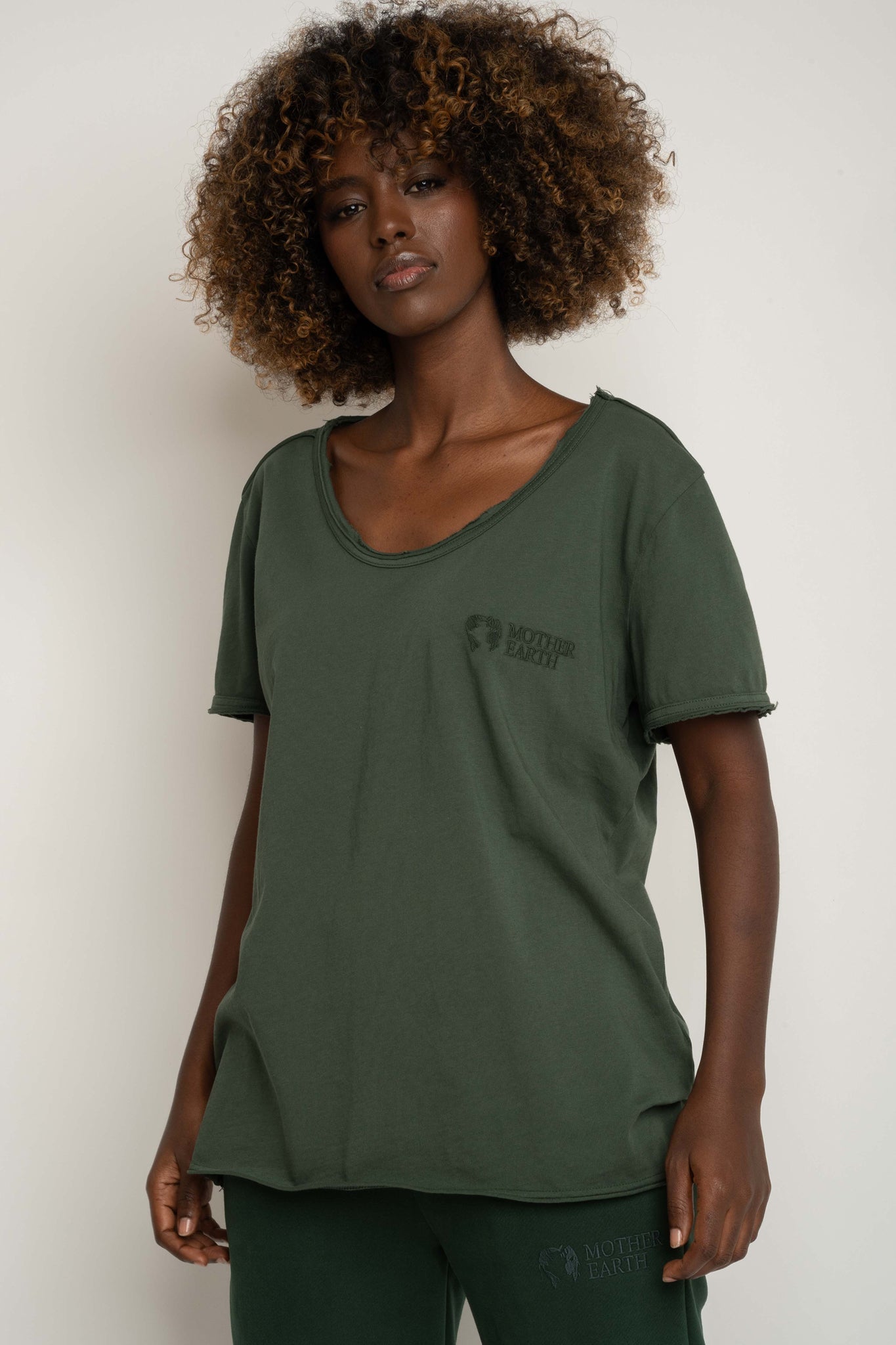 T-SHIRT OVERSIZE Z DELIKATNYM EFEKTEM SPRANIA ZIELONY - NUSA