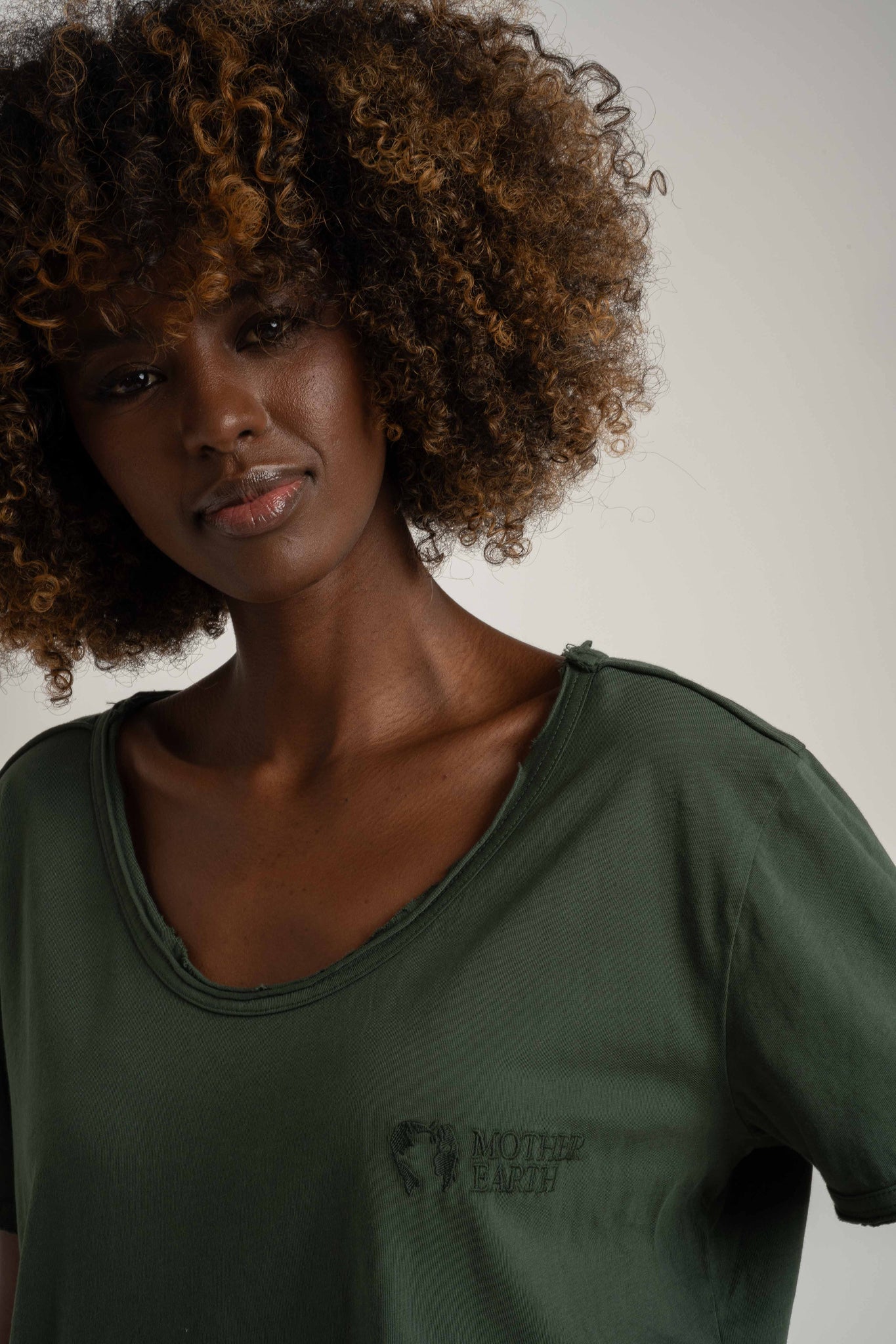 T-SHIRT OVERSIZE Z DELIKATNYM EFEKTEM SPRANIA ZIELONY - NUSA