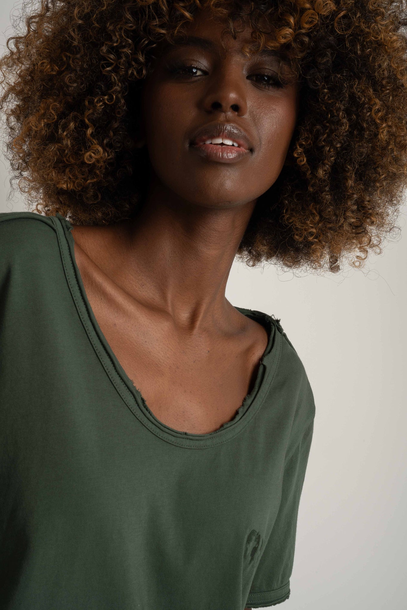 T-SHIRT OVERSIZE Z DELIKATNYM EFEKTEM SPRANIA ZIELONY - NUSA