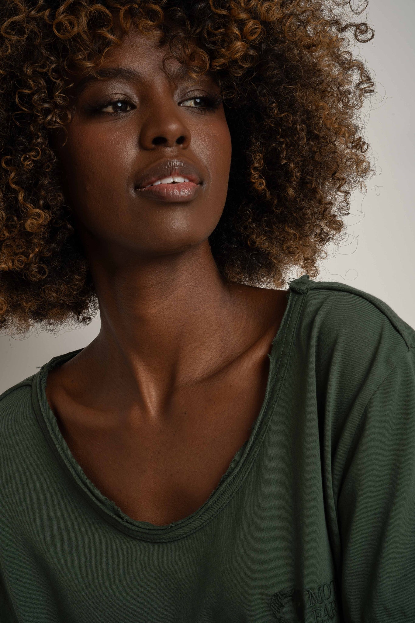 T-SHIRT OVERSIZE Z DELIKATNYM EFEKTEM SPRANIA ZIELONY - NUSA