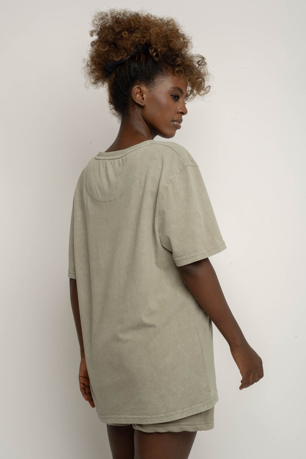 T-SHIRT Z EFEKTEM WASHED OLIWKOWY - TAHOE