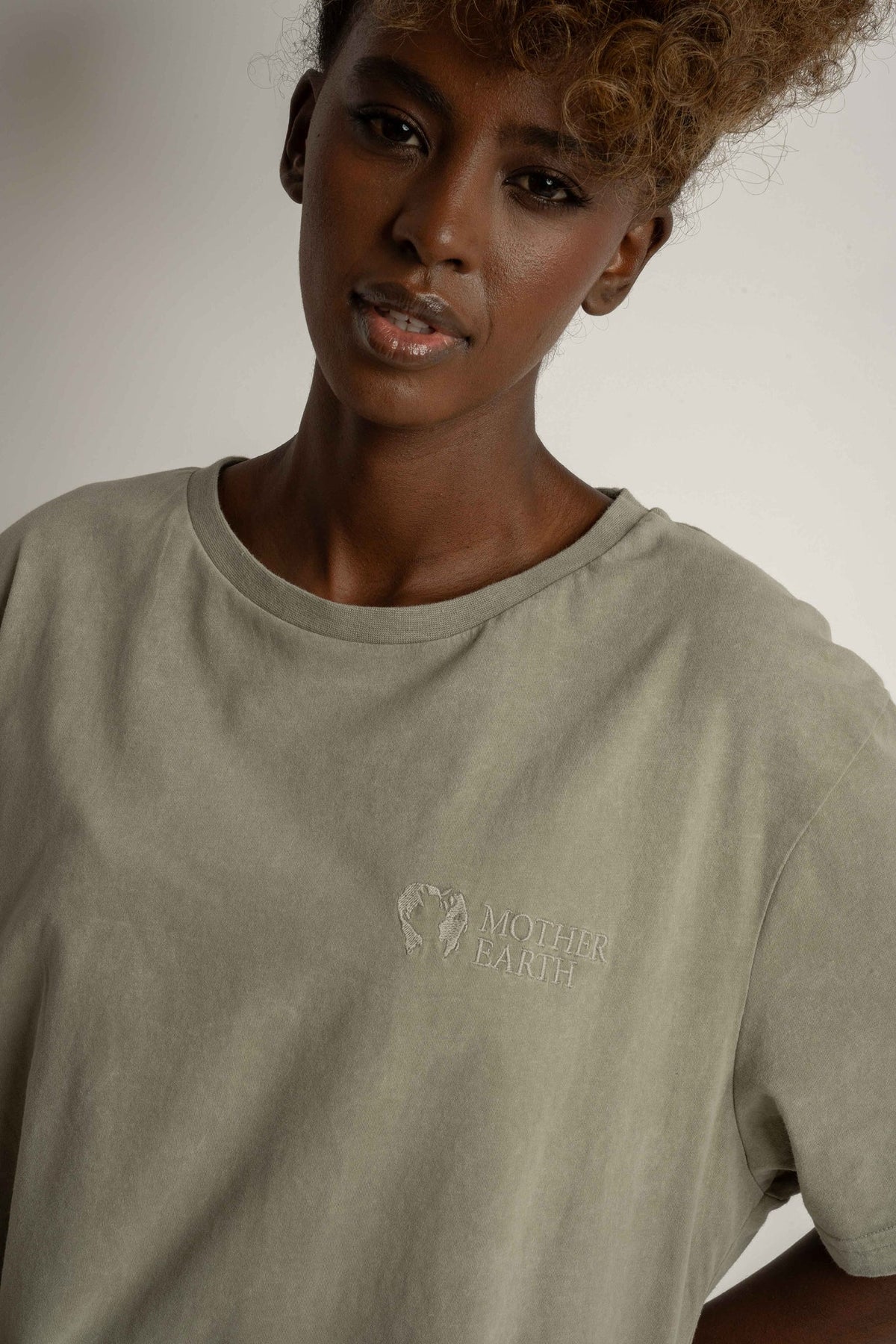 T-SHIRT Z EFEKTEM WASHED OLIWKOWY - TAHOE