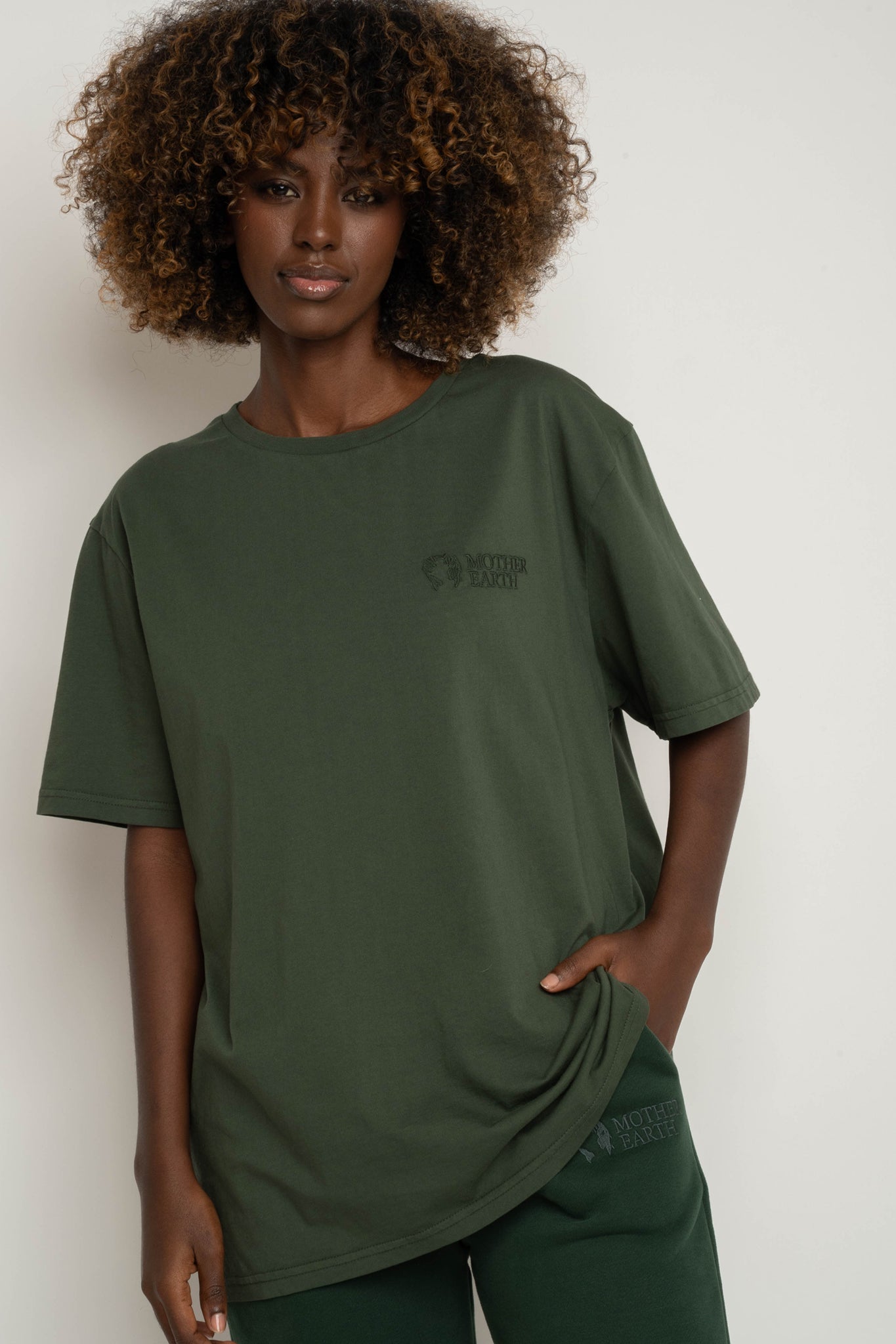 T-SHIRT OVERSIZE Z DELIKATNYM EFEKTEM SPRANIA ZIELONY - OYSTER