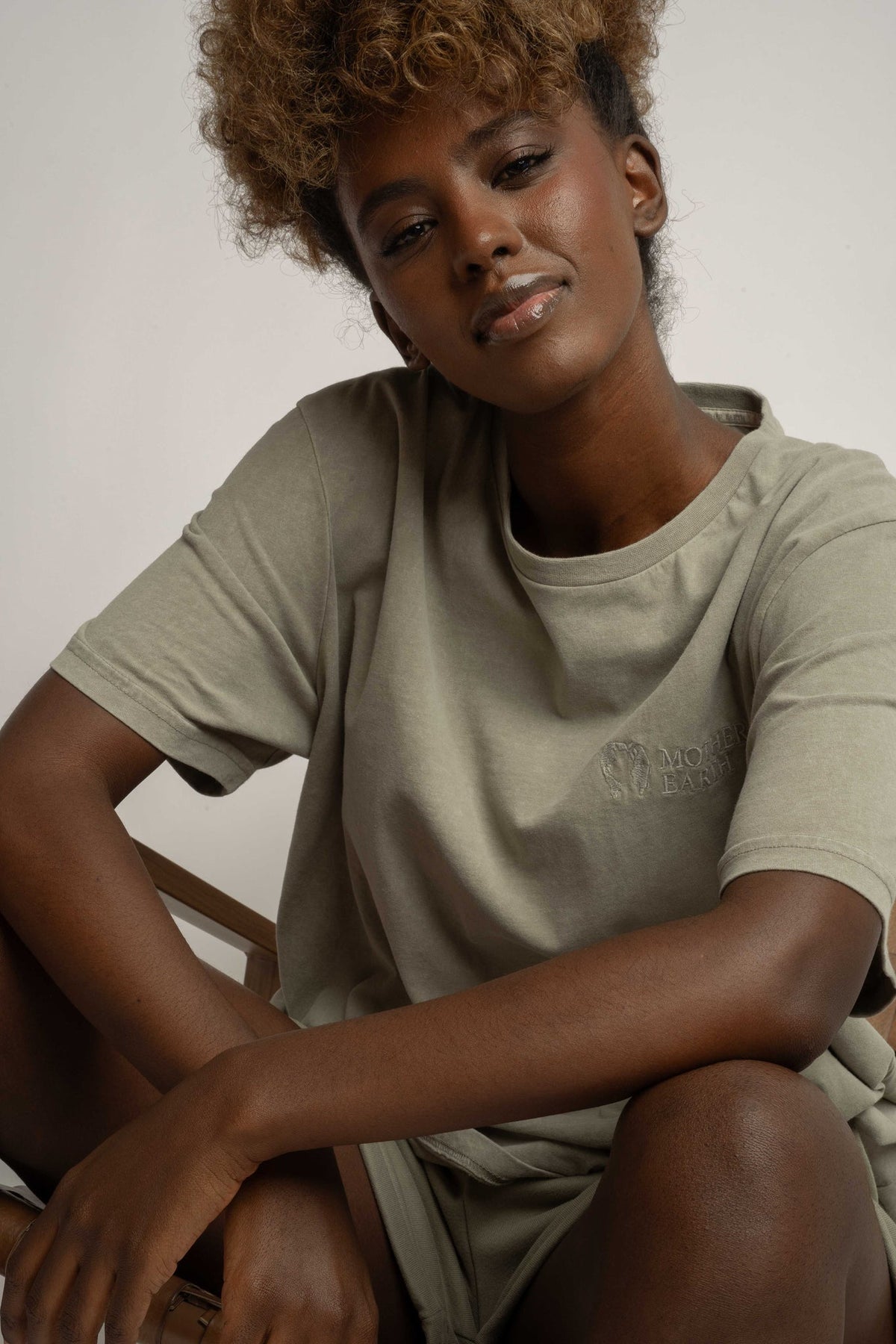T-SHIRT Z EFEKTEM WASHED OLIWKOWY - TAHOE