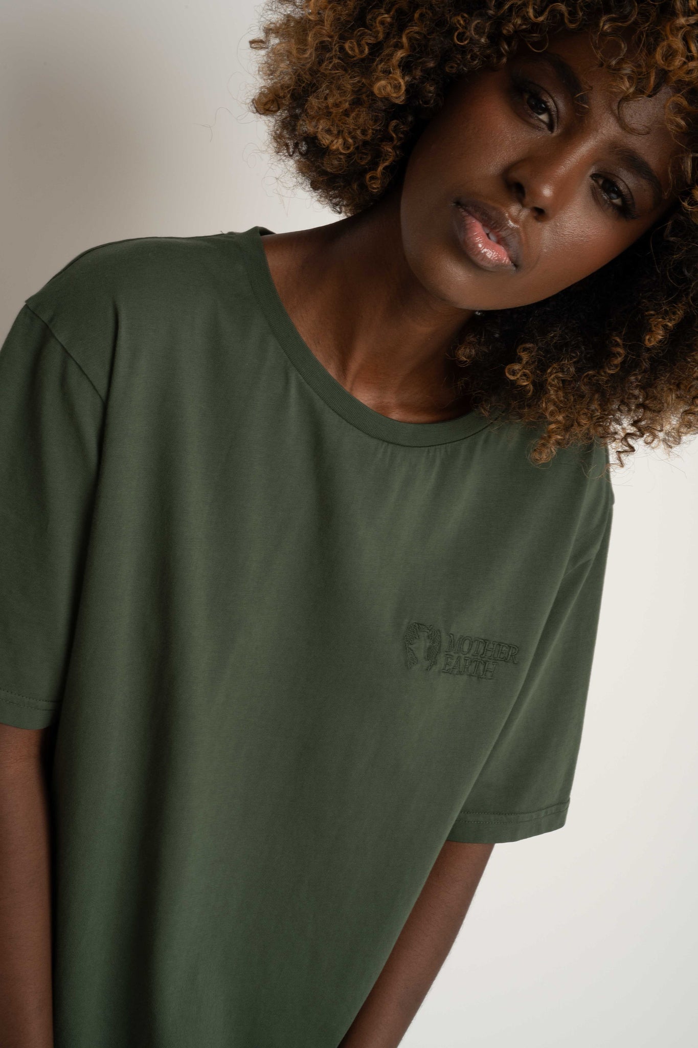 T-SHIRT OVERSIZE Z DELIKATNYM EFEKTEM SPRANIA ZIELONY - OYSTER