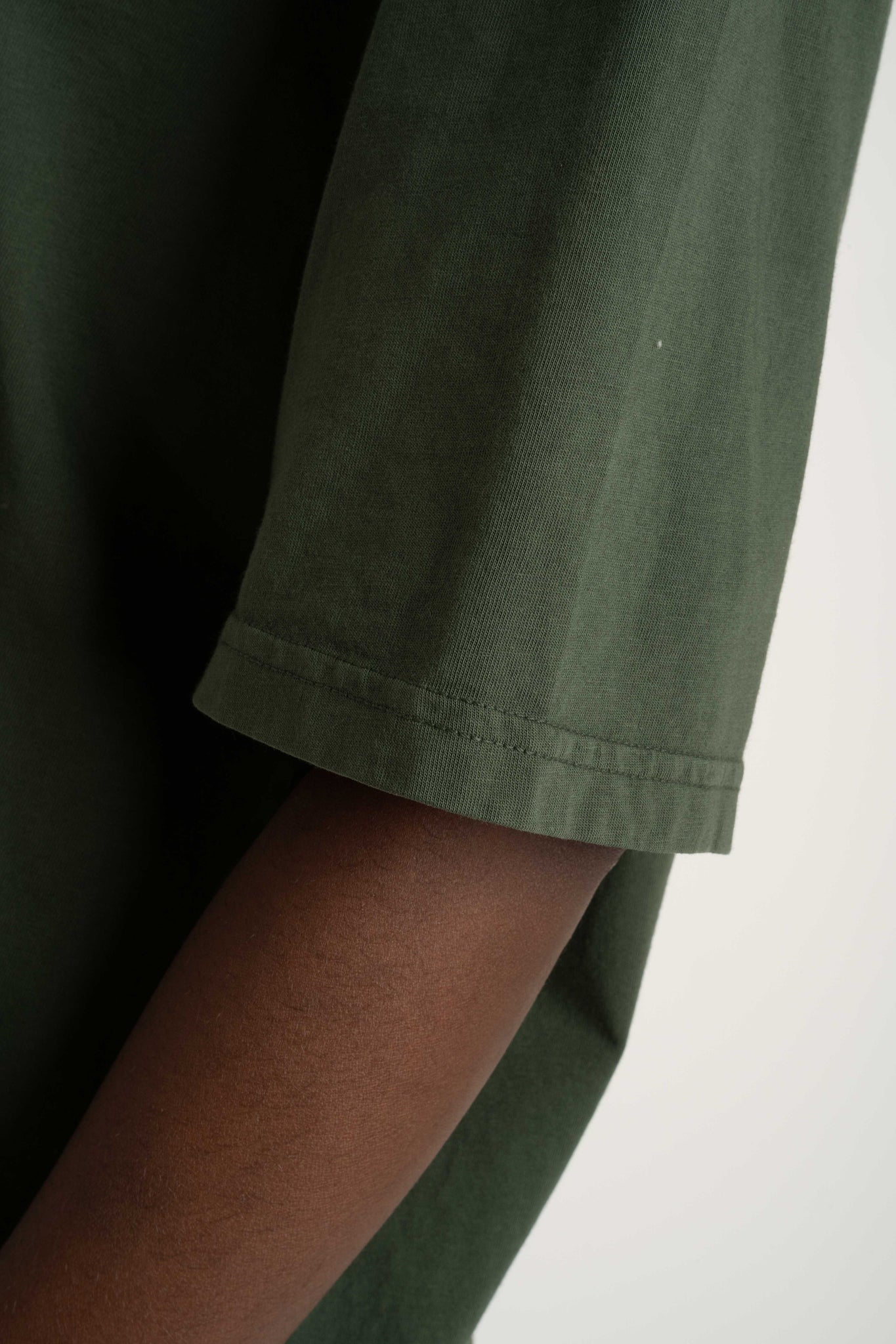 T-SHIRT OVERSIZE Z DELIKATNYM EFEKTEM SPRANIA ZIELONY - OYSTER