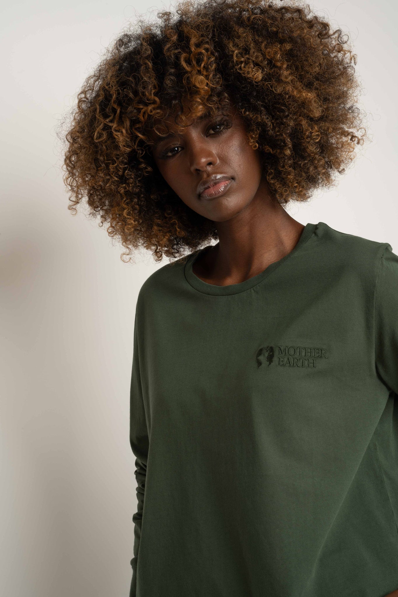 LONGSLEEVE OVERSIZE Z DELIKATNYM EFEKTEM SPRANIA ZIELONY - GILI