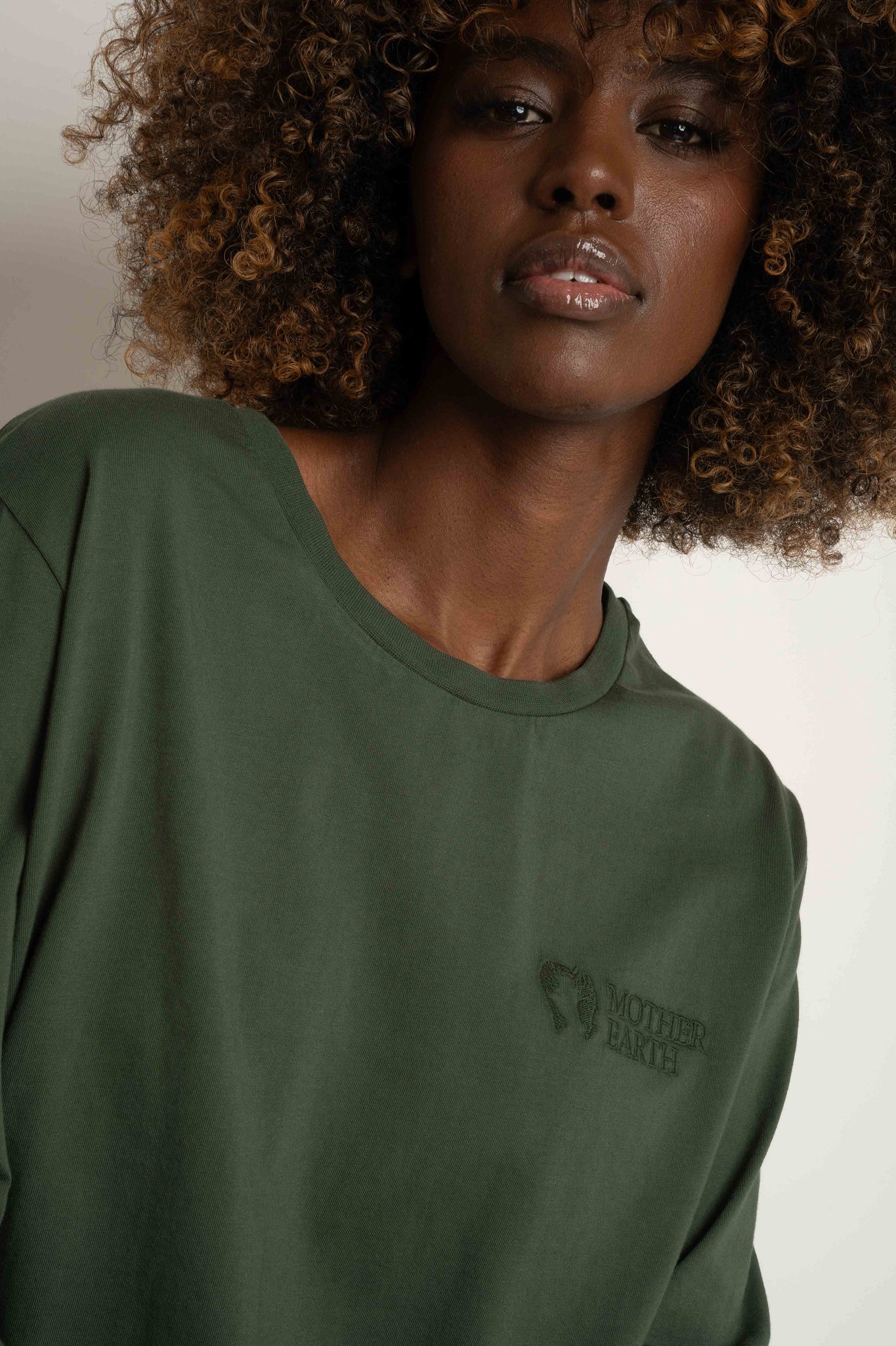 LONGSLEEVE OVERSIZE Z DELIKATNYM EFEKTEM SPRANIA ZIELONY - GILI