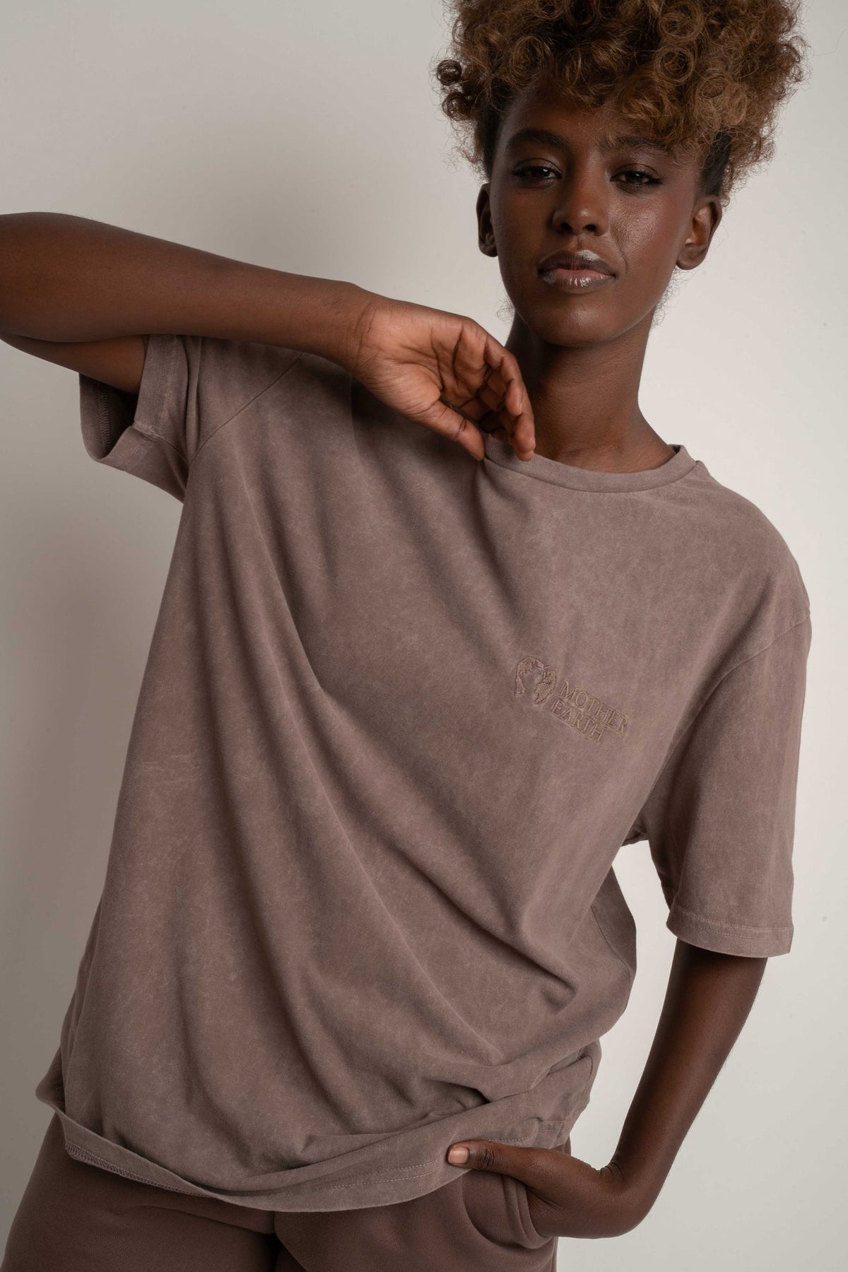 T-SHIRT Z EFEKTEM WASHED BRĄZOWY - TAHOE