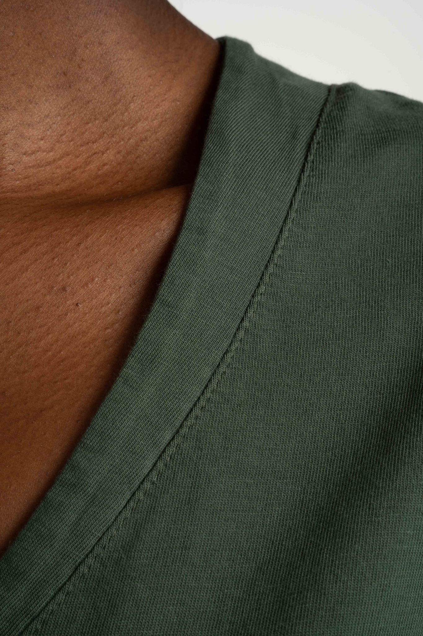 T-SHIRT OVERSIZE Z DELIKATNYM EFEKTEM SPRANIA ZIELONY - FLORES