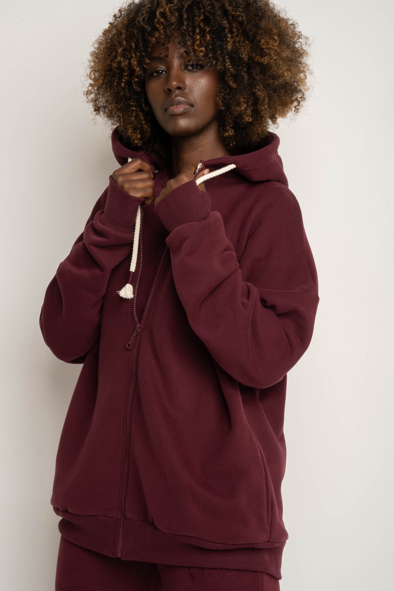 BLUZA Z KAPTUREM ROZPINANA BORDOWA -NIKO