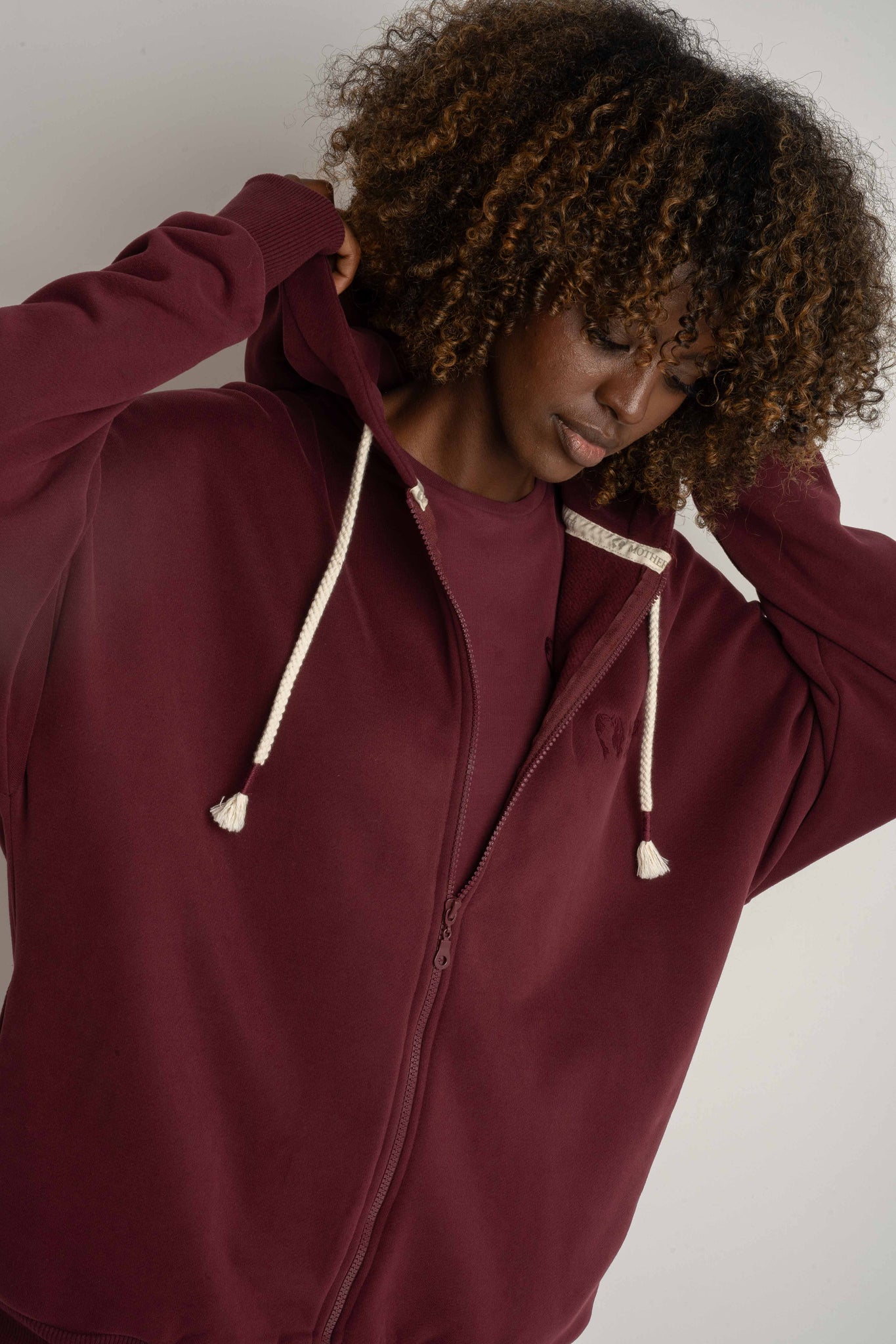BLUZA Z KAPTUREM ROZPINANA BORDOWA -NIKO