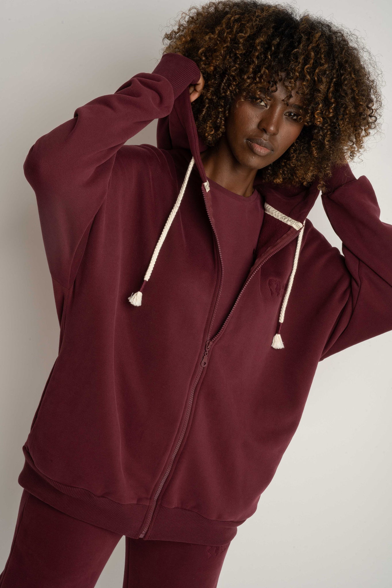 BLUZA Z KAPTUREM ROZPINANA BORDOWA -NIKO