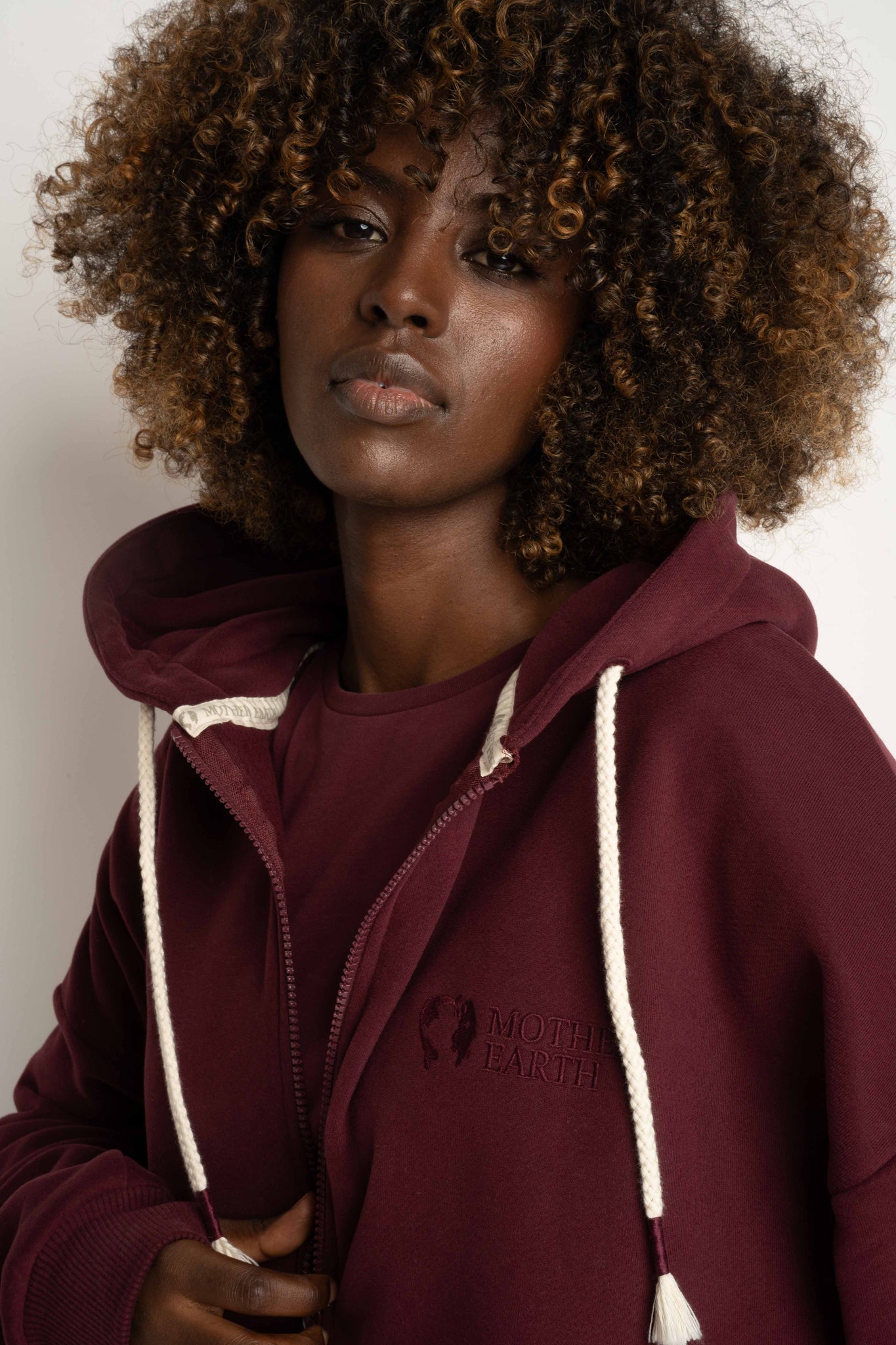 BLUZA Z KAPTUREM ROZPINANA BORDOWA -NIKO