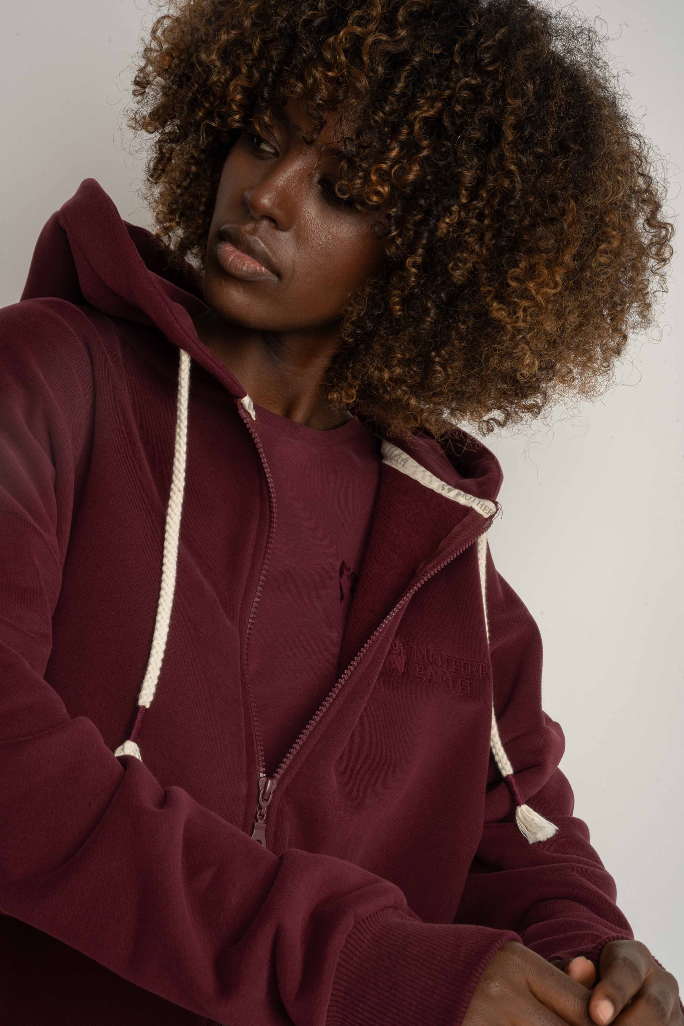 BLUZA Z KAPTUREM ROZPINANA BORDOWA -NIKO