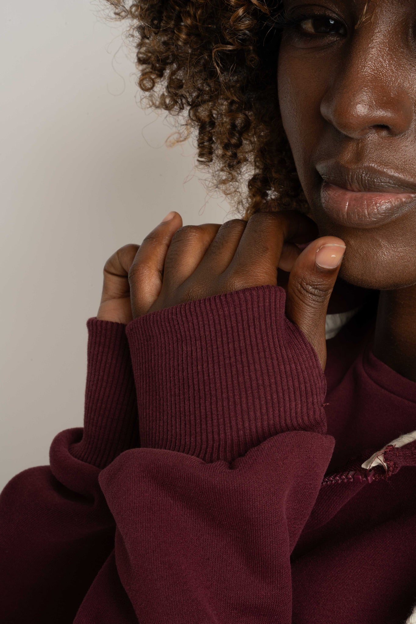 BLUZA Z KAPTUREM ROZPINANA BORDOWA -NIKO