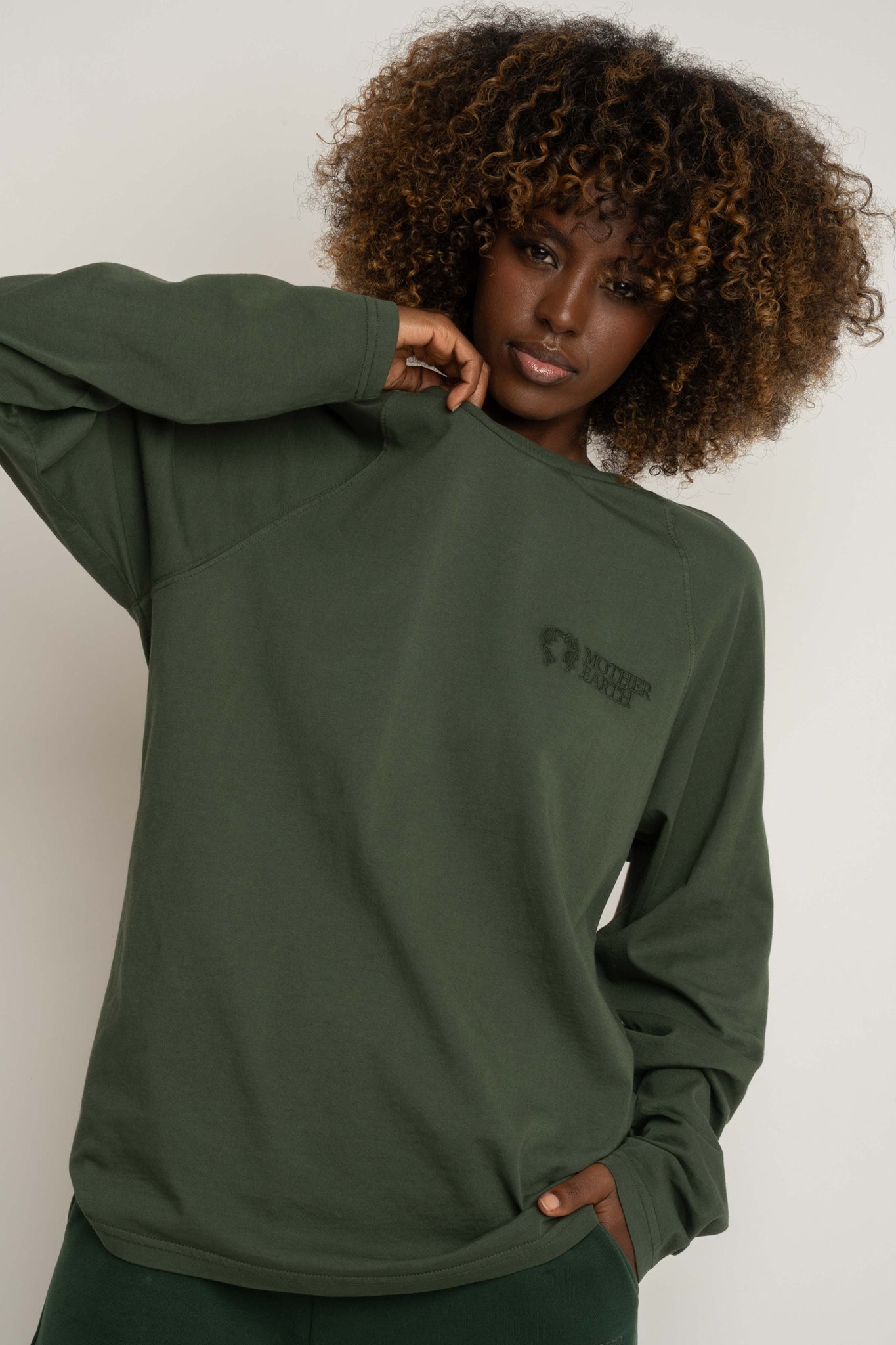 LONGSLEEVE OVERSIZE Z DELIKATNYM EFEKTEM SPRANIA ZIELONY - OBILATU