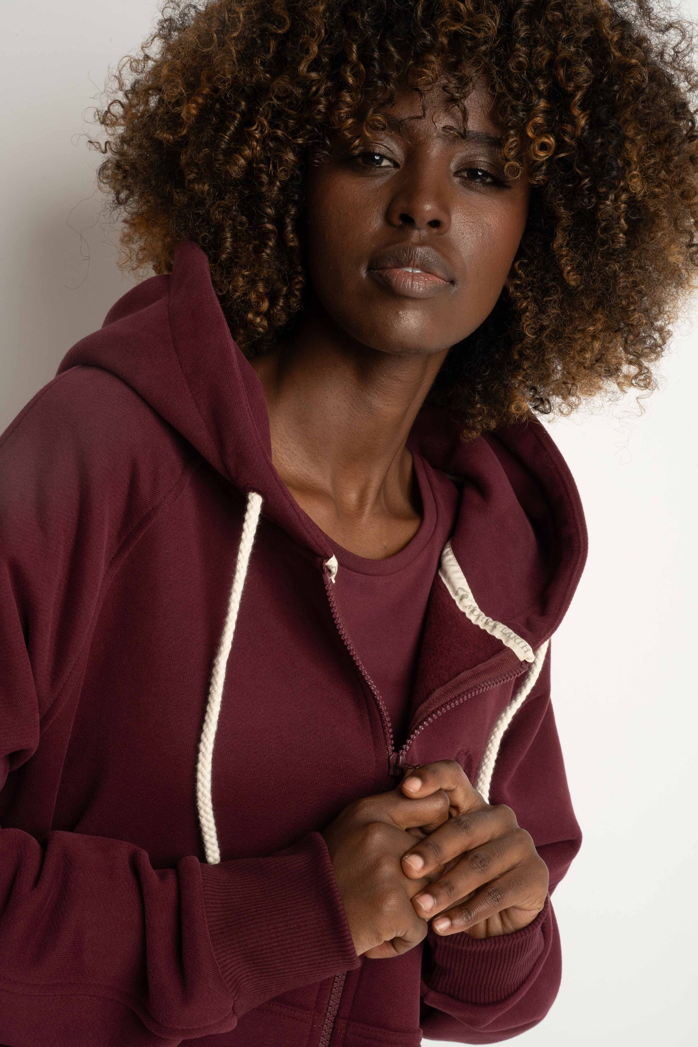 BLUZA Z KAPTUREM OVERSIZE BORDOWA - ESMERALDA