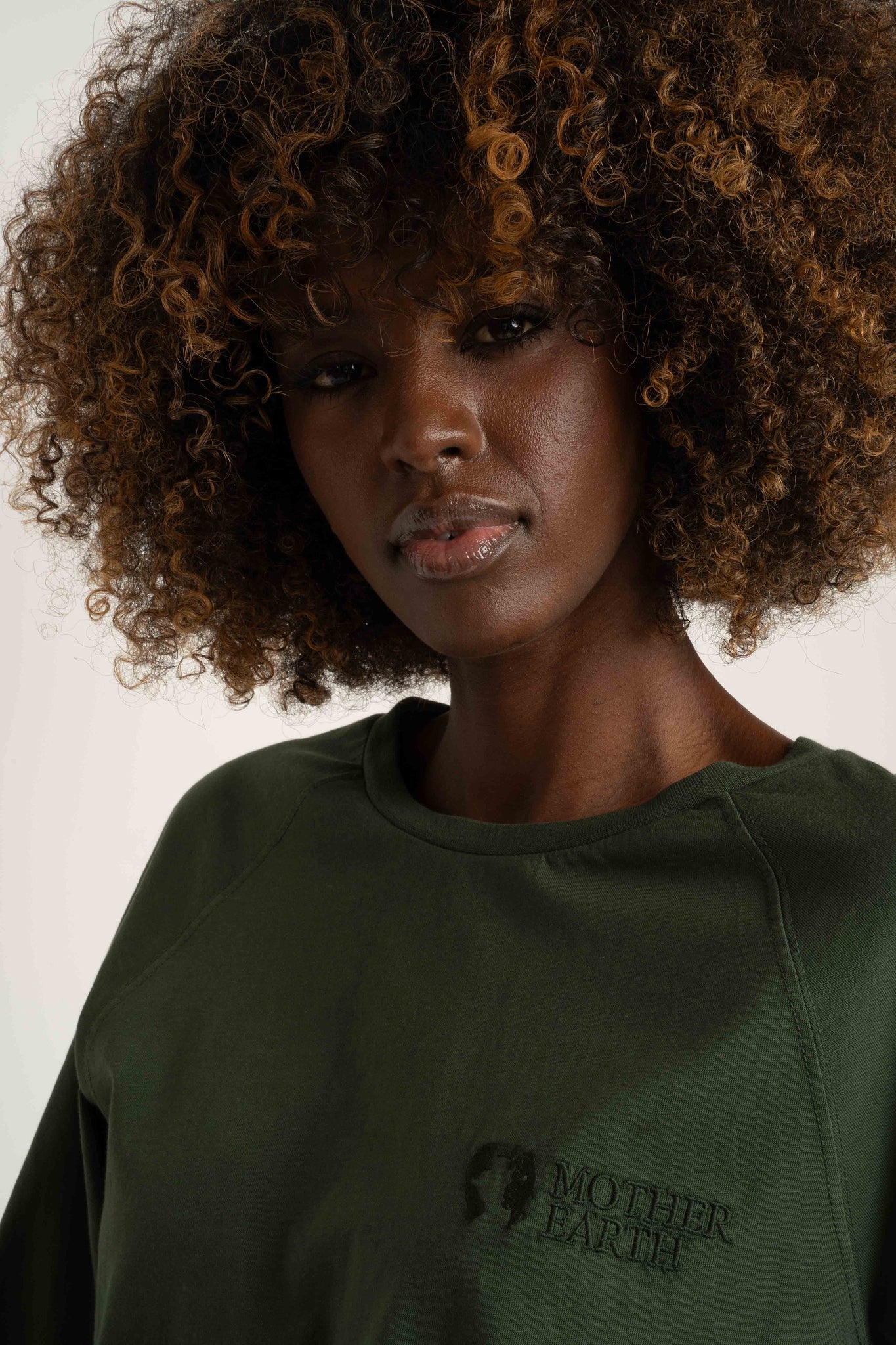 LONGSLEEVE OVERSIZE Z DELIKATNYM EFEKTEM SPRANIA ZIELONY - OBILATU