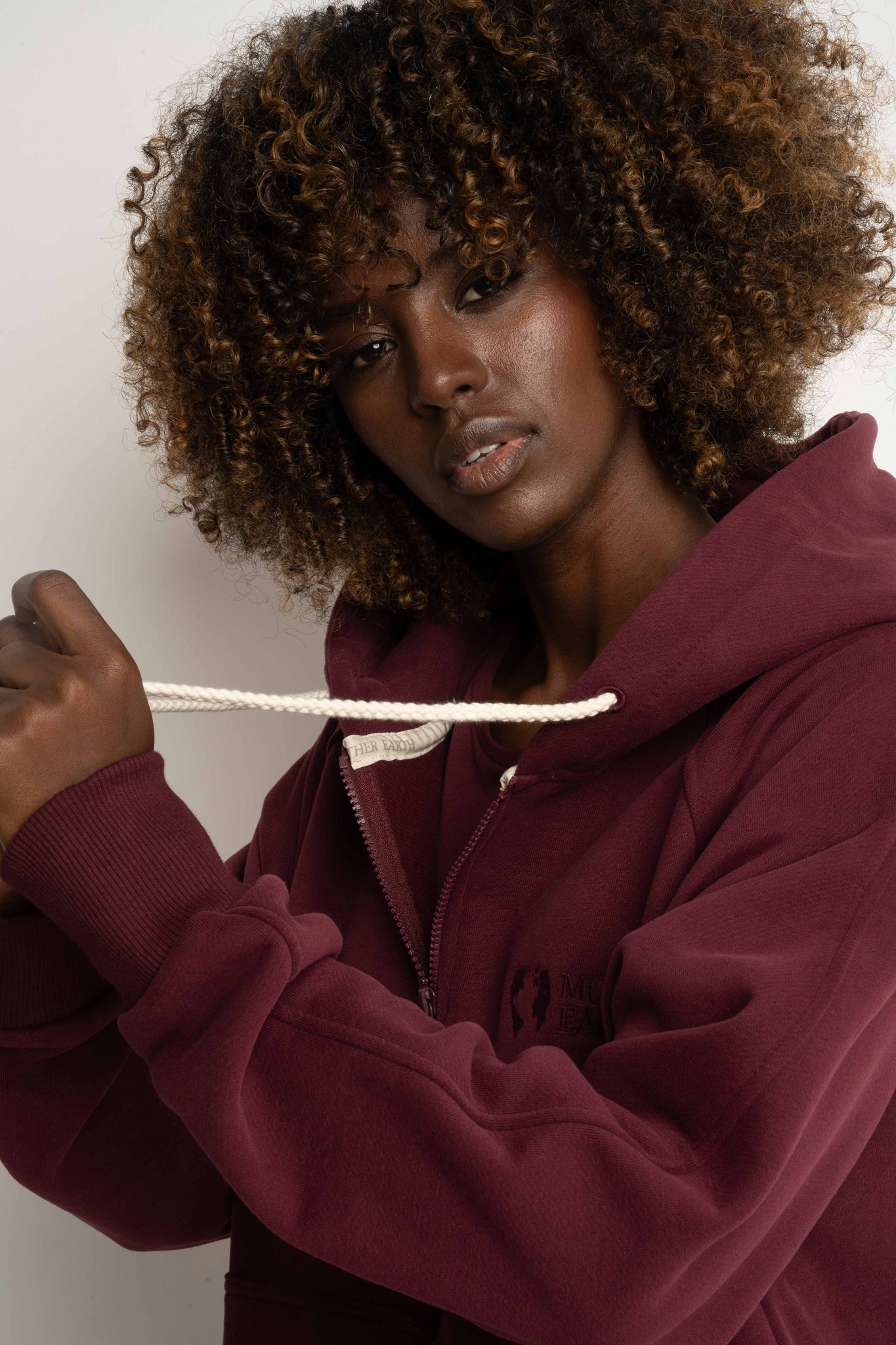 BLUZA Z KAPTUREM OVERSIZE BORDOWA - ESMERALDA