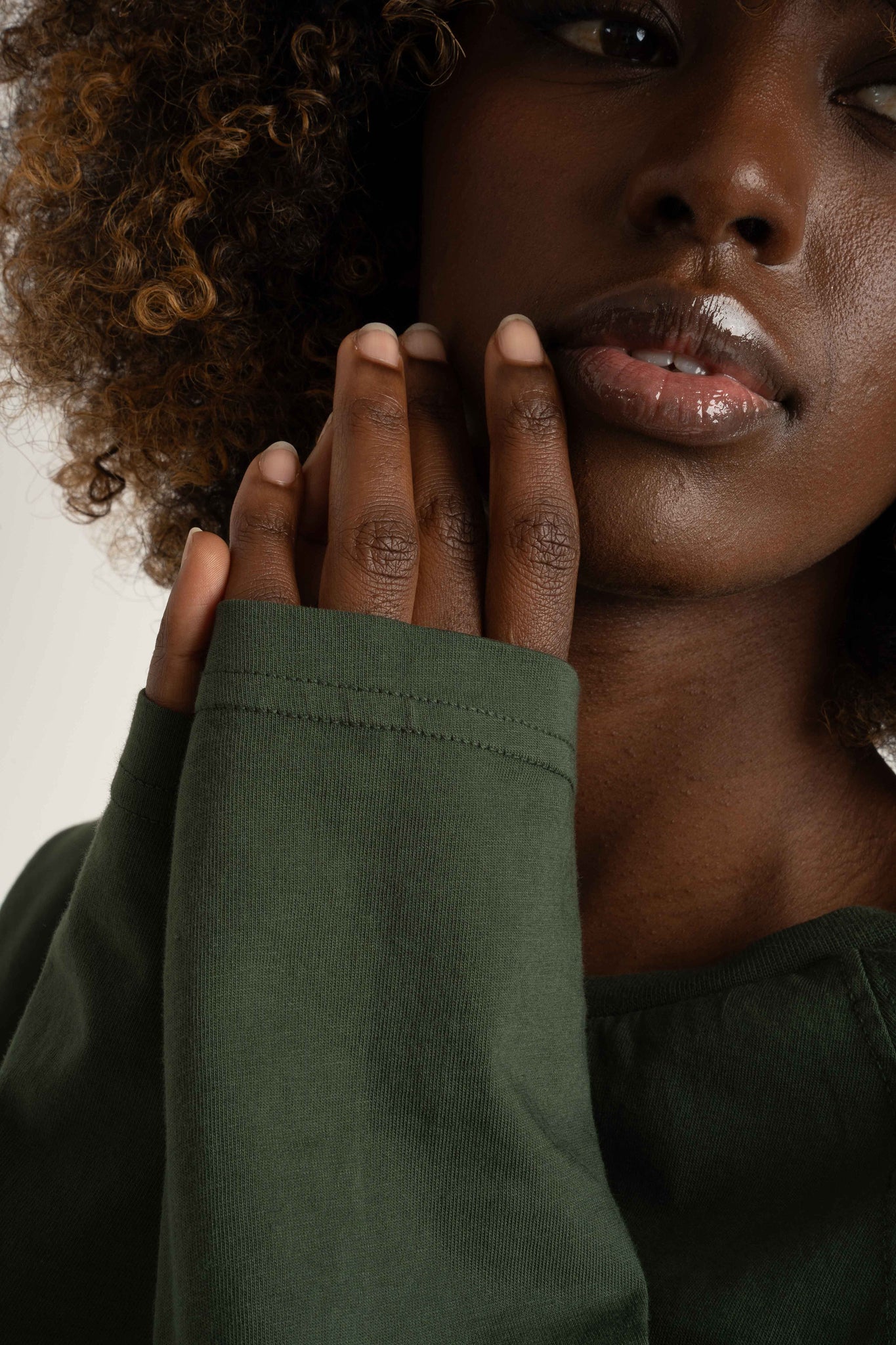 LONGSLEEVE OVERSIZE Z DELIKATNYM EFEKTEM SPRANIA ZIELONY - OBILATU