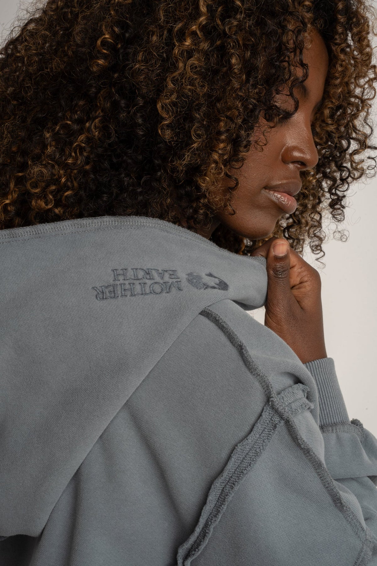 BLUZA OVERSIZE Z EFEKTEM WASHED ANTRACYTOWA - OSLO