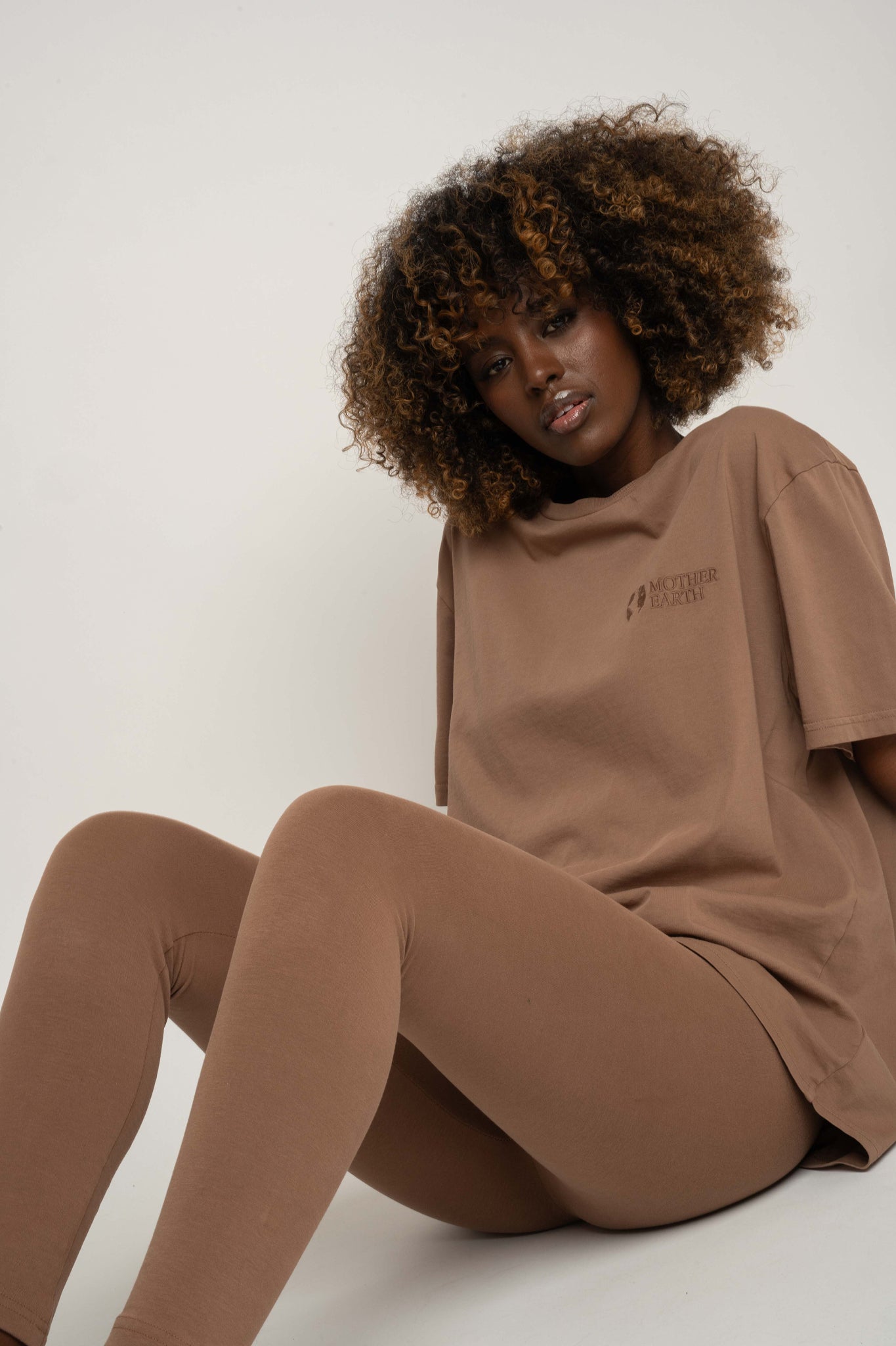 T-SHIRT OVERSIZE Z DELIKATNYM EFEKTEM SPRANIA BRĄZOWY - OYSTER