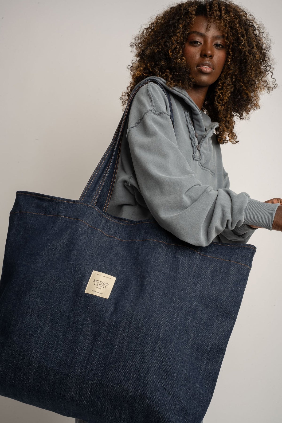 TORBA TYPU SHOPPER BAG W KOLORZE CIEMNEGO JEANSU - ADALAR