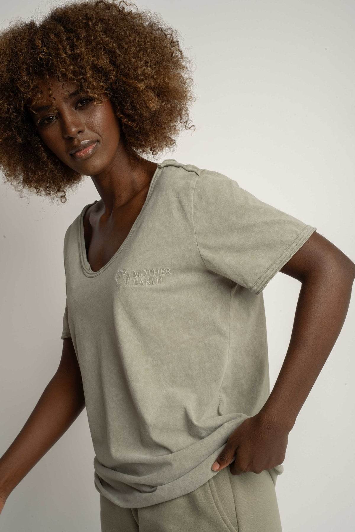 T-SHIRT Z EFEKTEM WASHED OLIWKOWY - SEINE