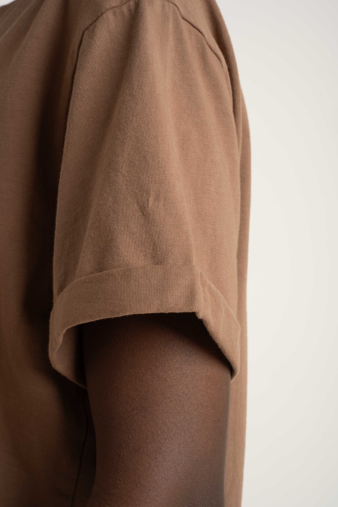 T-SHIRT OVERSIZE Z DELIKATNYM EFEKTEM SPRANIA BRĄZOWY - MORAINE