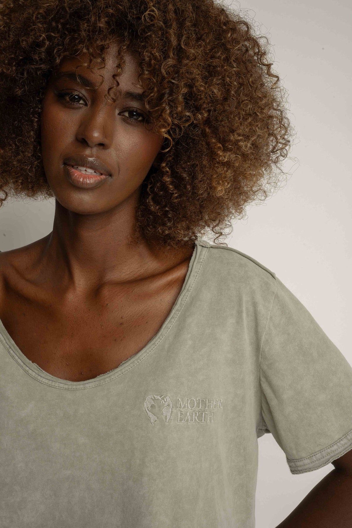 T-SHIRT Z EFEKTEM WASHED OLIWKOWY - SEINE