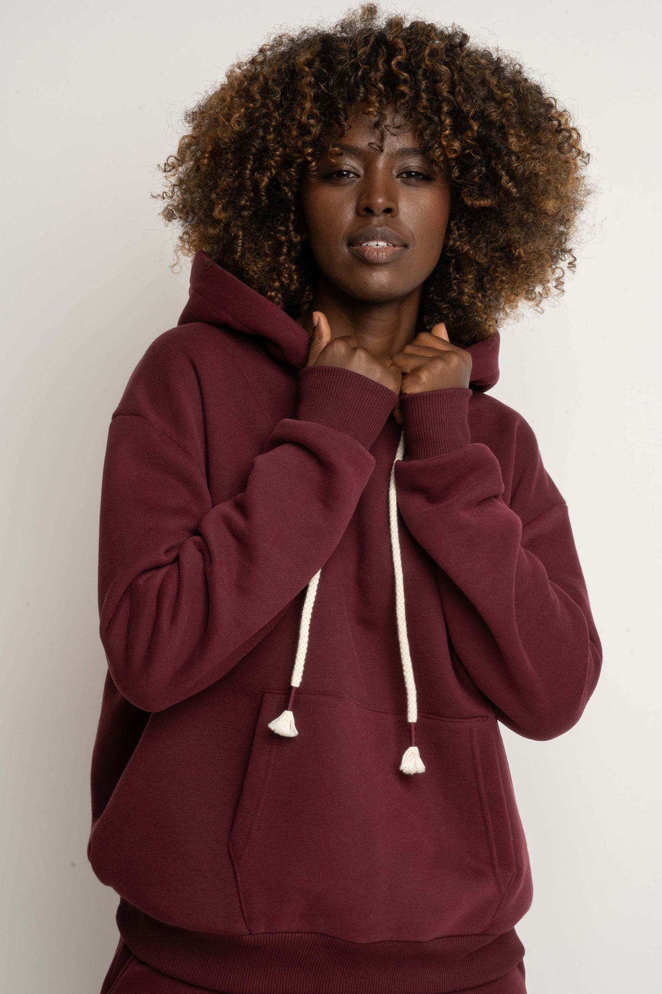 BLUZA Z KAPTUREM BORDOWA - MOHELI