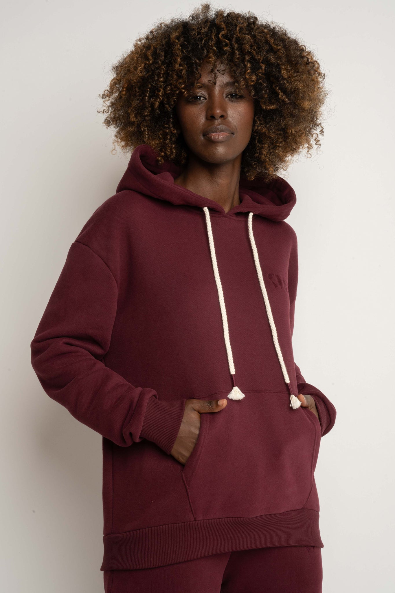 BLUZA Z KAPTUREM BORDOWA - MOHELI