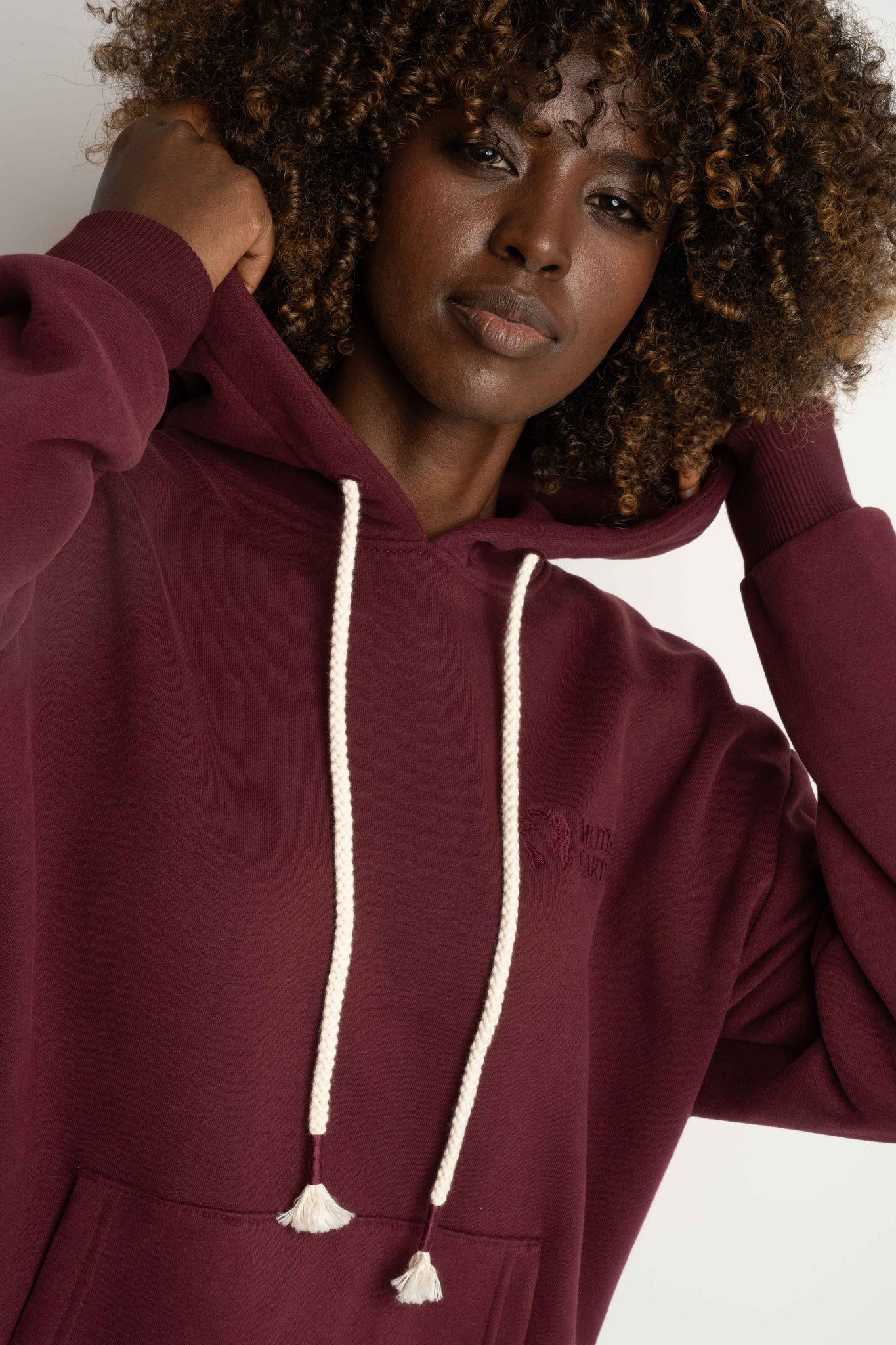 BLUZA Z KAPTUREM BORDOWA - MOHELI