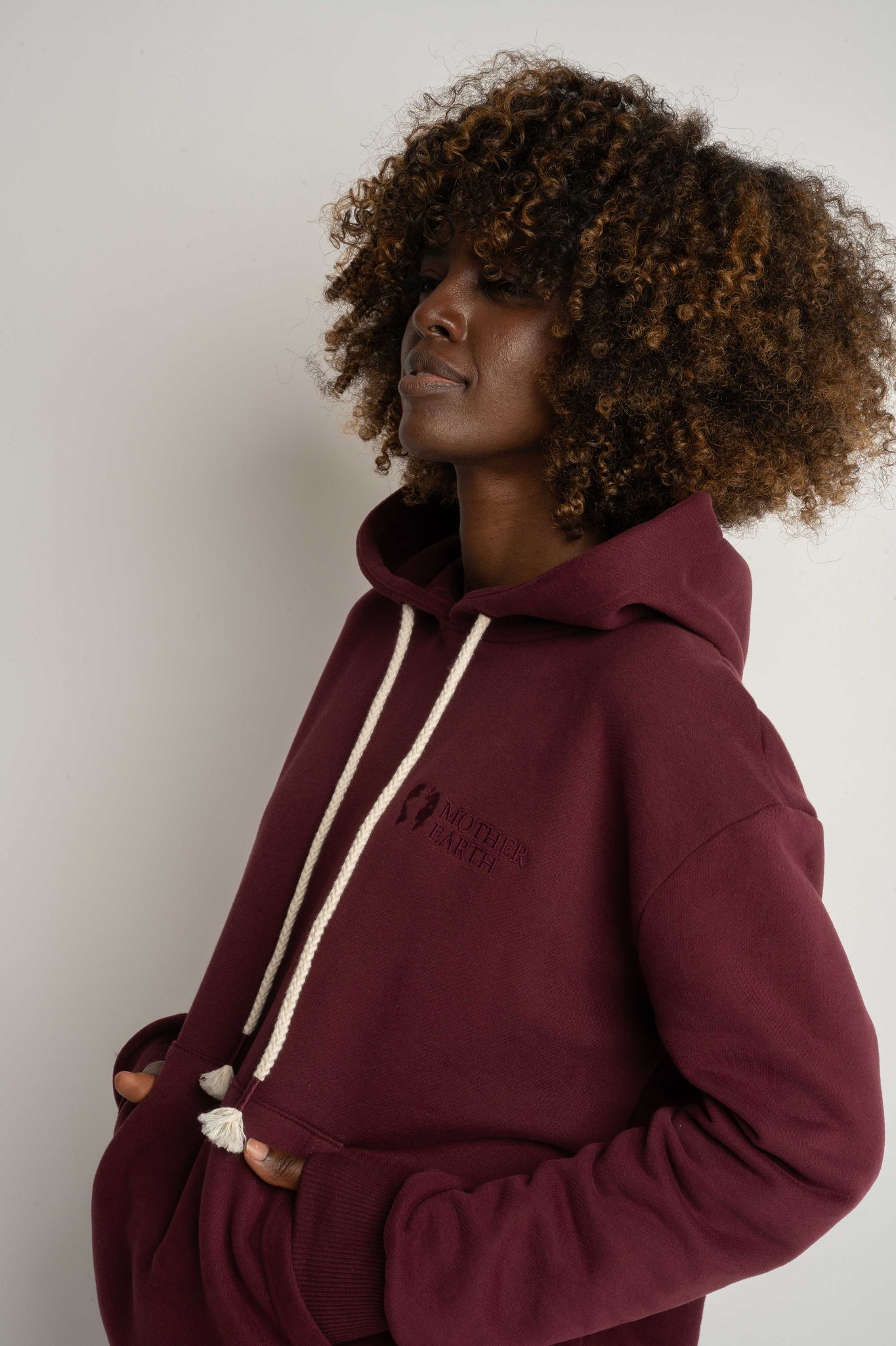 BLUZA Z KAPTUREM BORDOWA - MOHELI