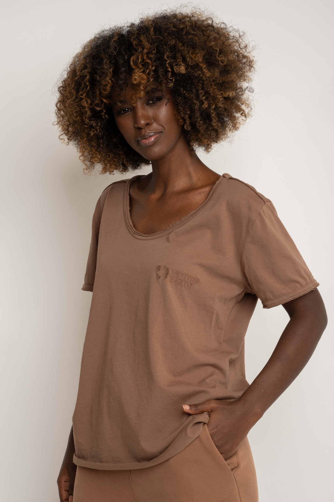 T-SHIRT OVERSIZE Z DELIKATNYM EFEKTEM SPRANIA BRĄZOWY - NUSA