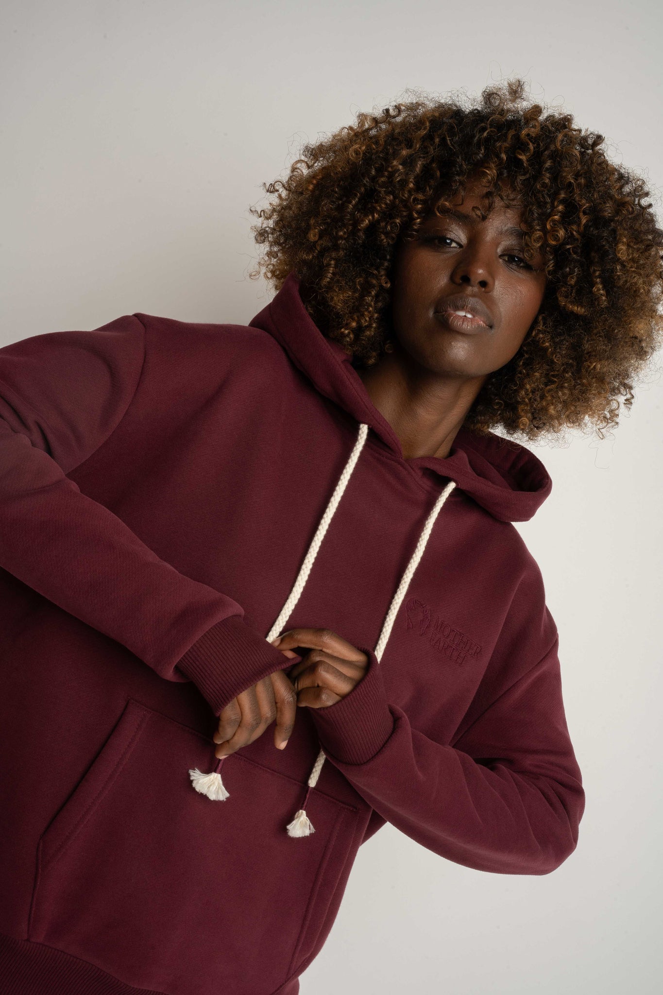 BLUZA Z KAPTUREM BORDOWA - MOHELI