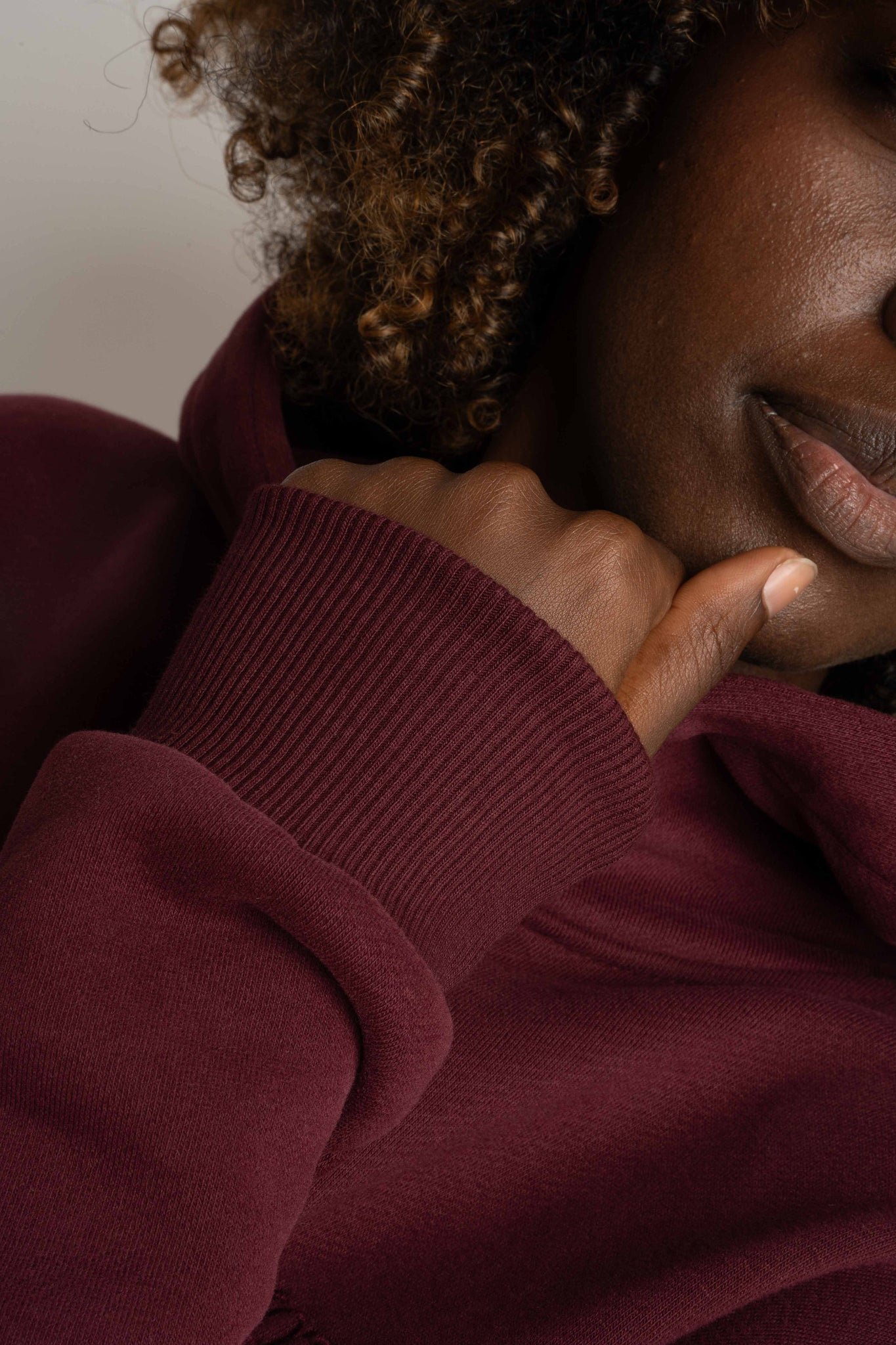 BLUZA Z KAPTUREM BORDOWA - MOHELI