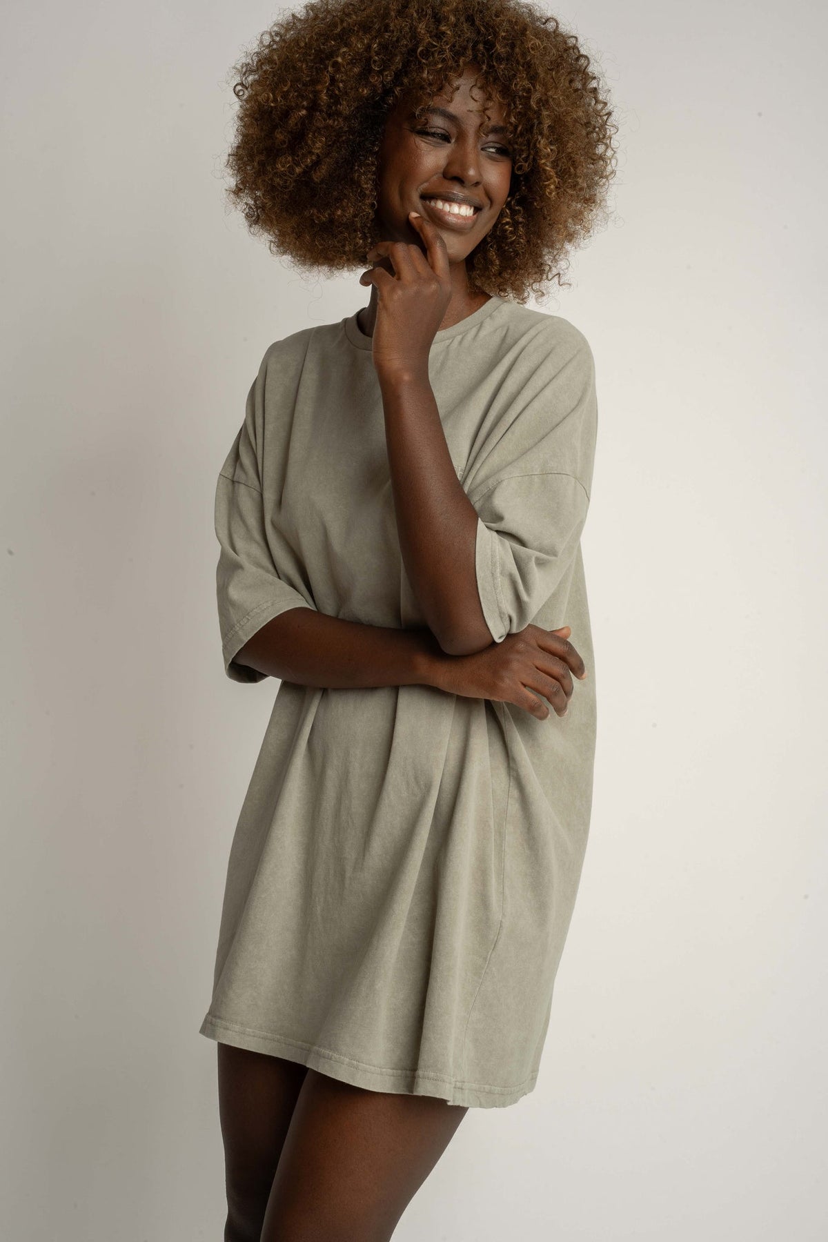 T-SHIRT OVERSIZE Z EFEKTEM WASHED OLIWKOWY - COMO